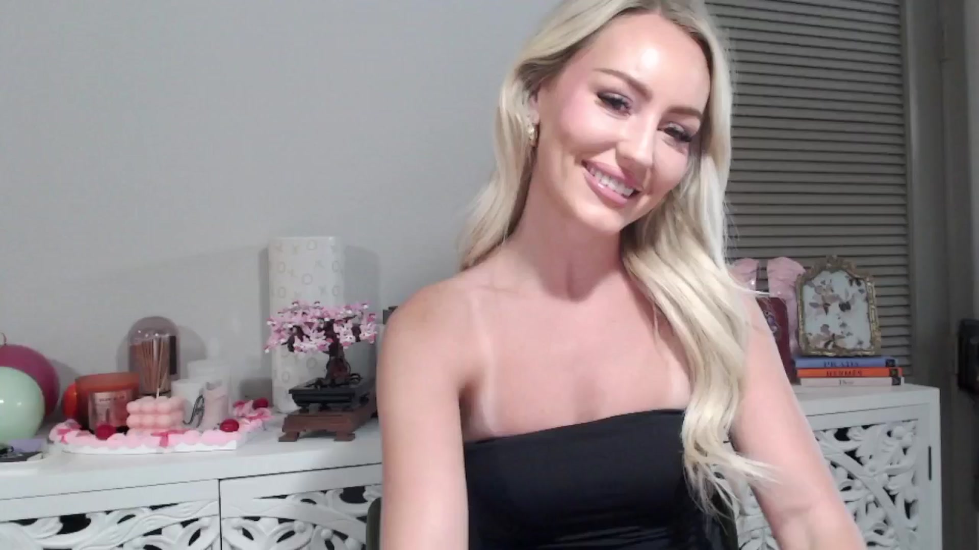 Gallery image thumbnail from Officialelsa's myfreecams stream on, 07/11/2024, 19:16 image 4 of 20