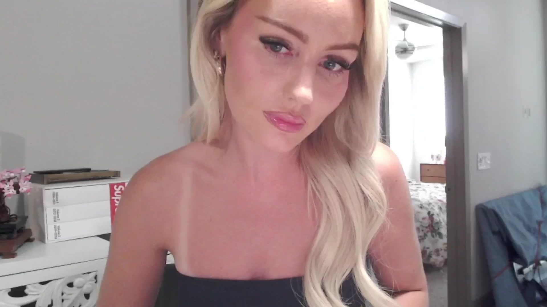 Gallery image thumbnail from Officialelsa's myfreecams stream on, 07/11/2024, 21:08 image 5 of 20