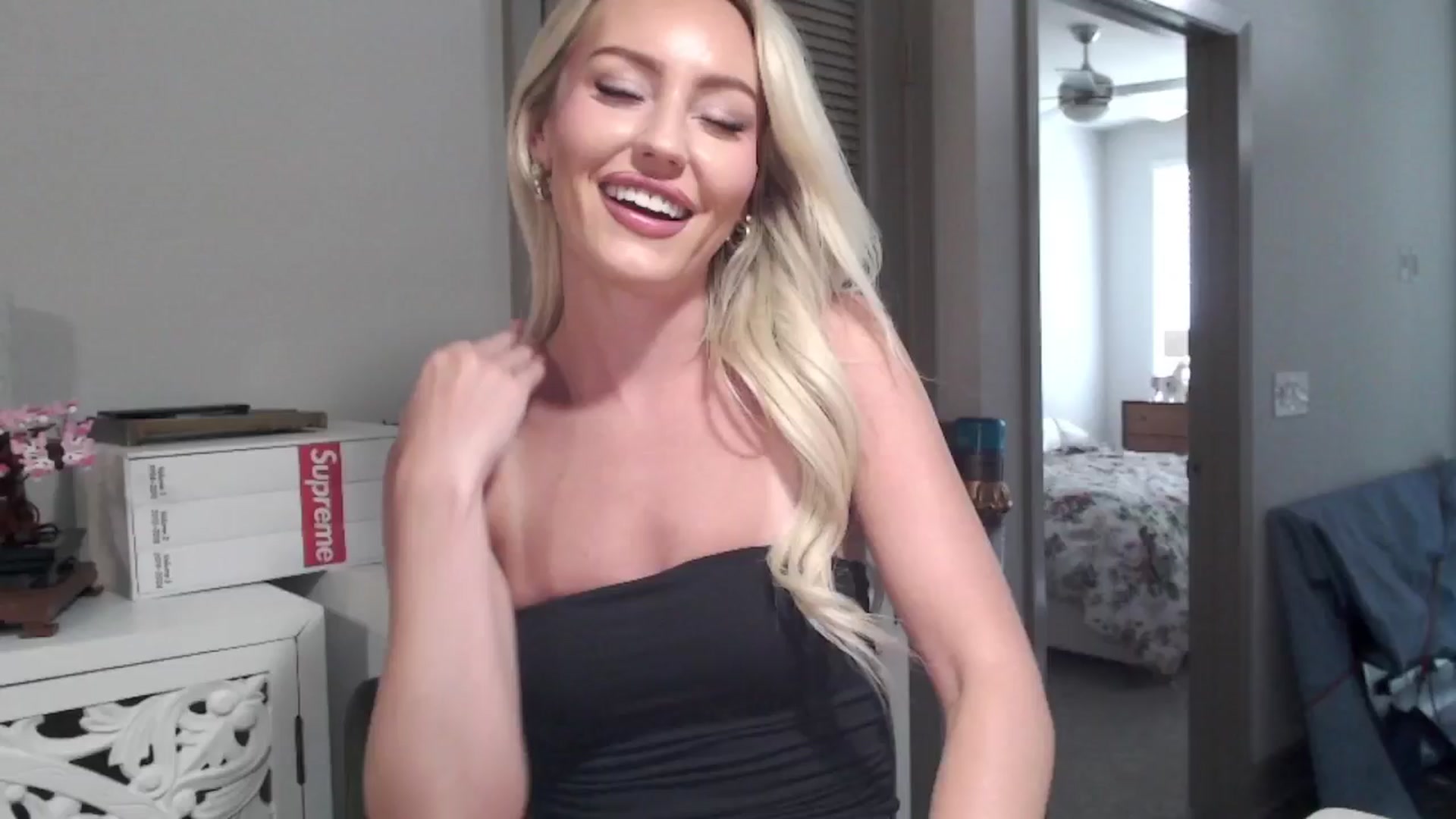 Gallery image thumbnail from Officialelsa's myfreecams stream on, 07/11/2024, 21:08 image 12 of 20