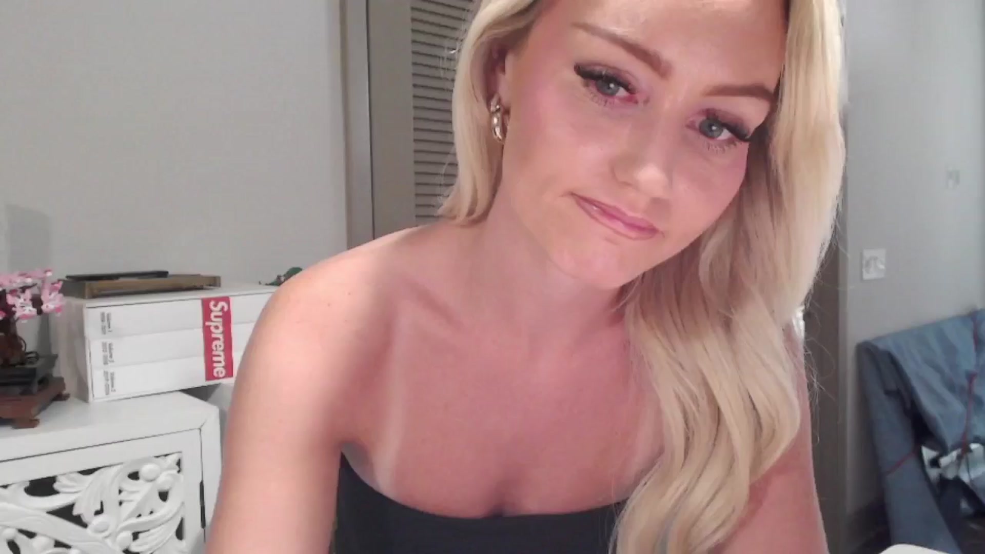Gallery image thumbnail from Officialelsa's myfreecams stream on, 07/11/2024, 21:08 image 11 of 20