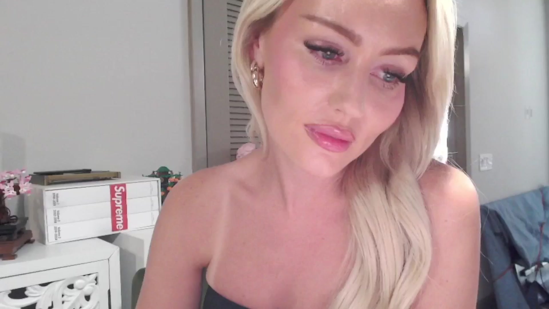 Gallery image thumbnail from Officialelsa's myfreecams stream on, 07/11/2024, 21:08 image 8 of 20