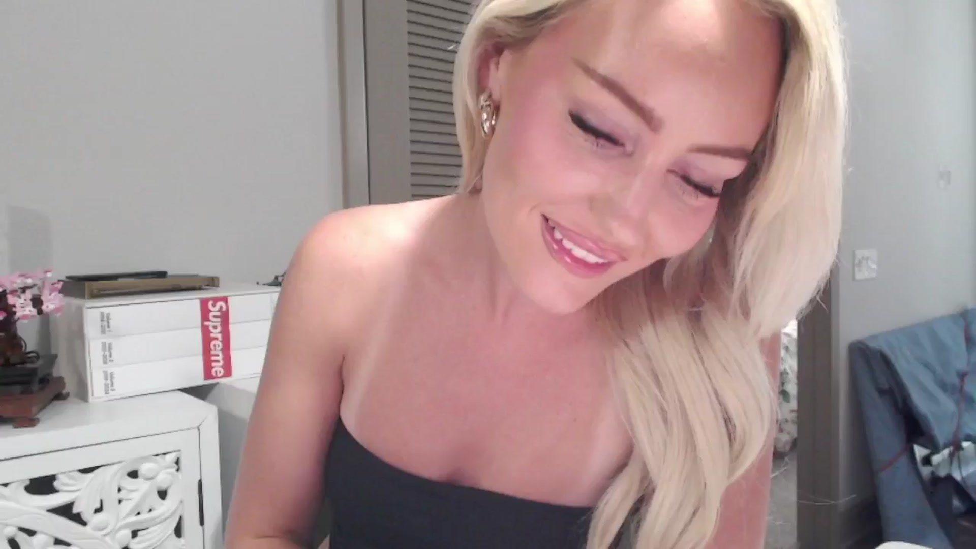 Gallery image thumbnail from Officialelsa's myfreecams stream on, 07/11/2024, 21:08 image 10 of 20