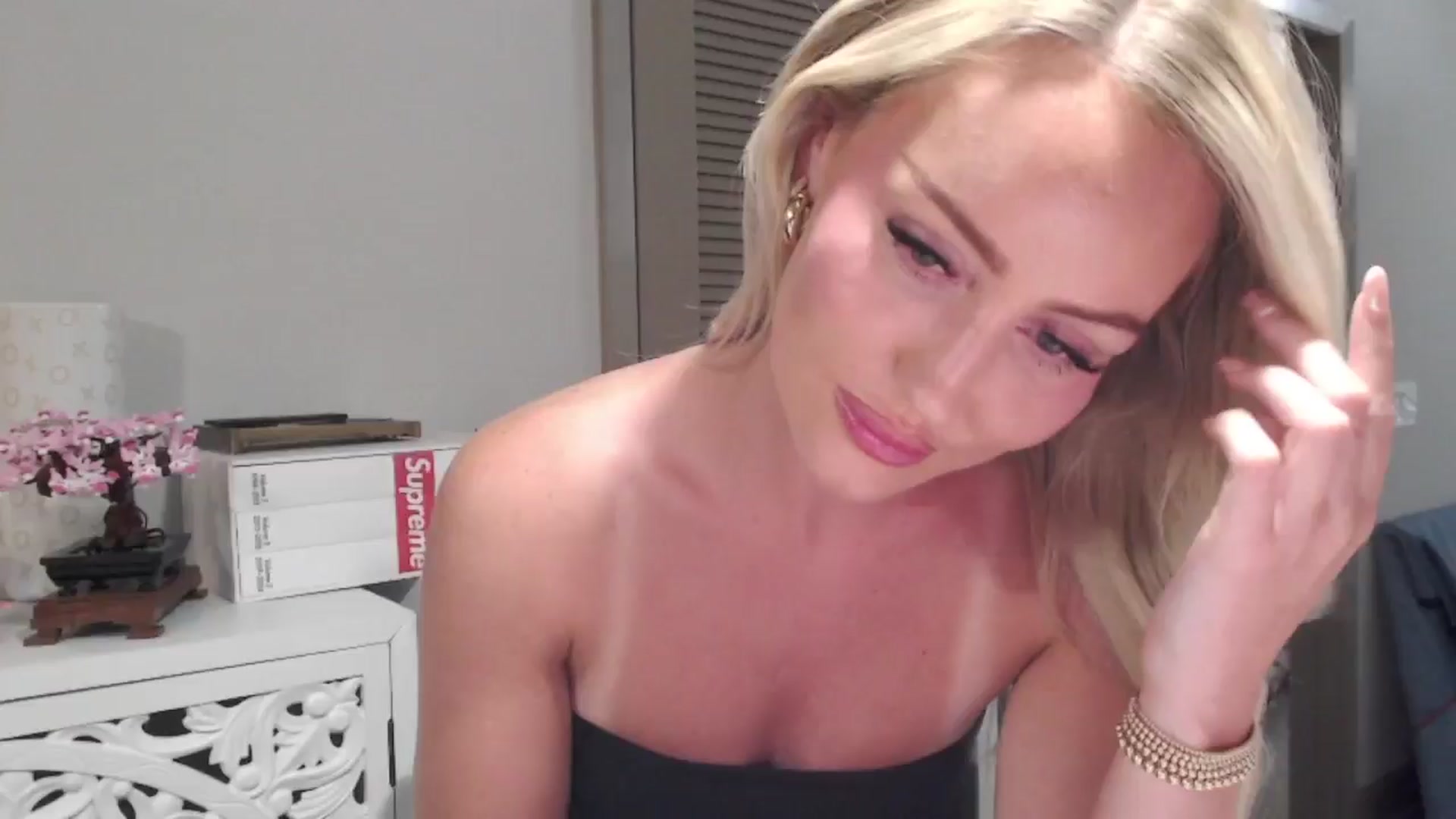 Gallery image thumbnail from Officialelsa's myfreecams stream on, 07/11/2024, 21:52 image 17 of 20