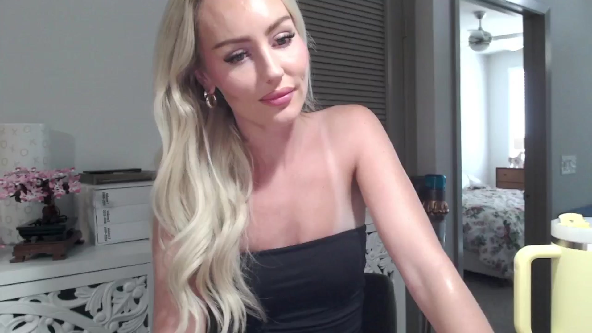 Gallery image thumbnail from Officialelsa's myfreecams stream on, 07/11/2024, 21:52 image 4 of 20