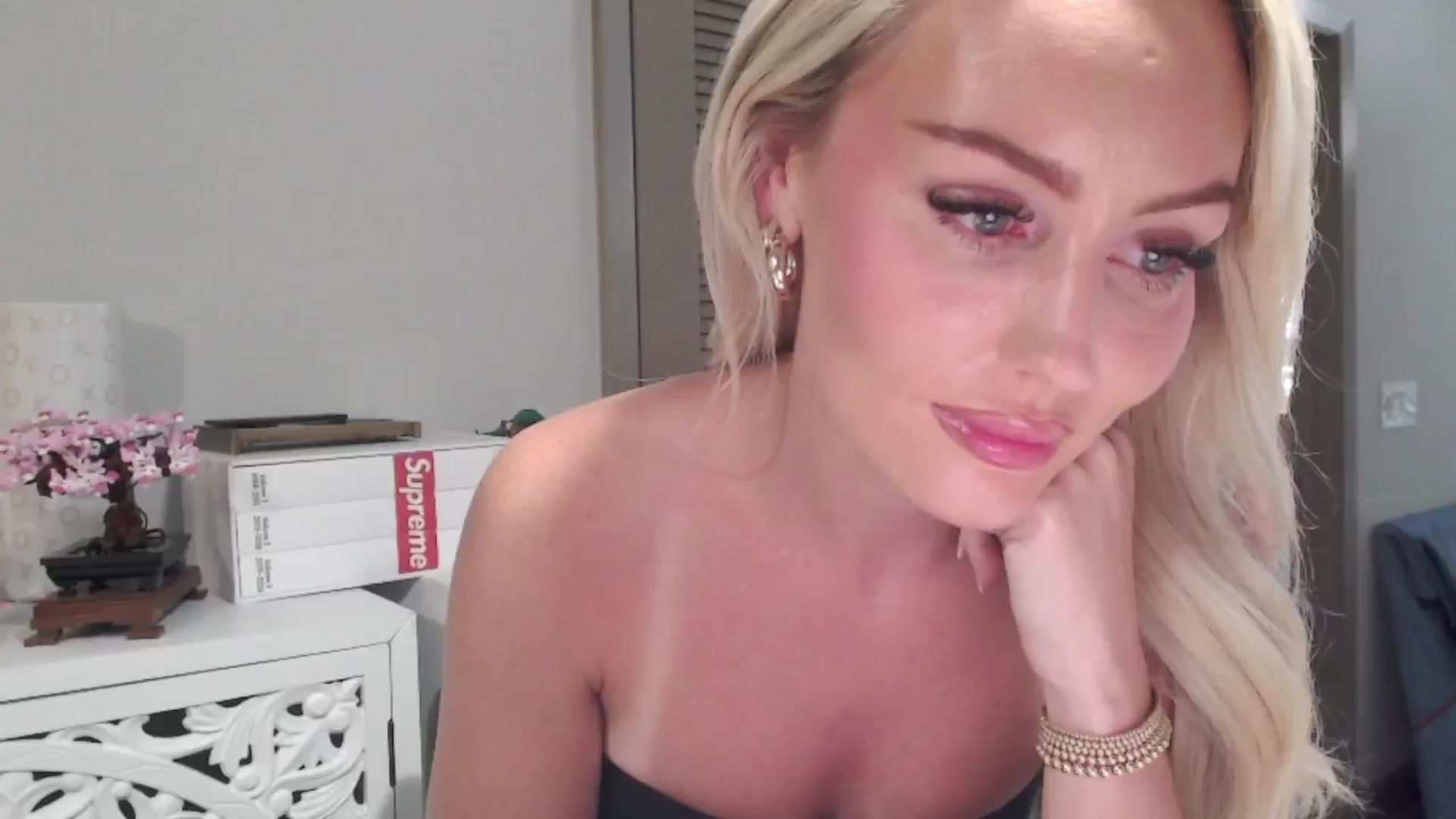 Gallery image thumbnail from Officialelsa's myfreecams stream on, 07/11/2024, 21:52 image 19 of 20