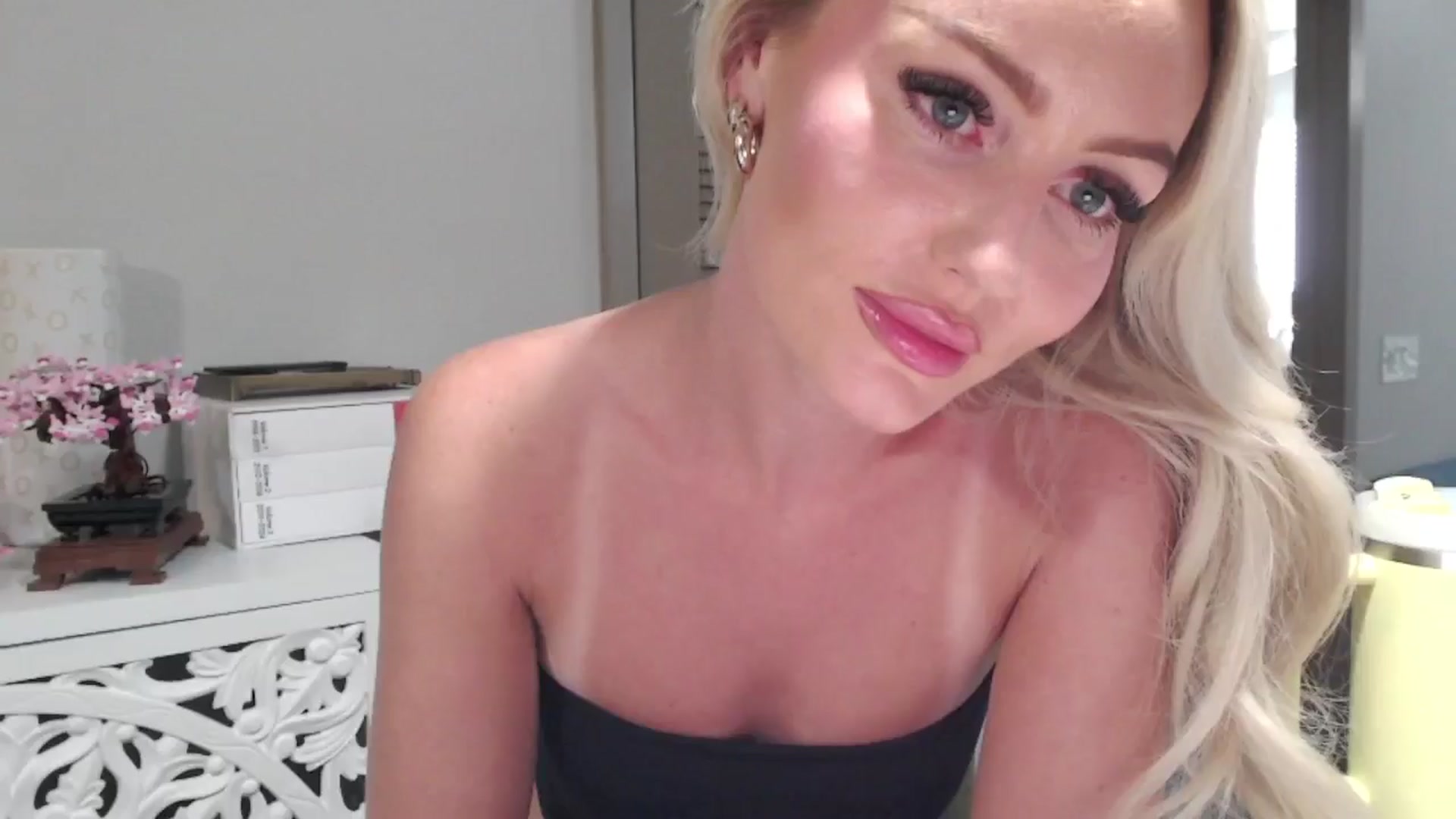 Gallery image thumbnail from Officialelsa's myfreecams stream on, 07/11/2024, 21:52 image 2 of 20