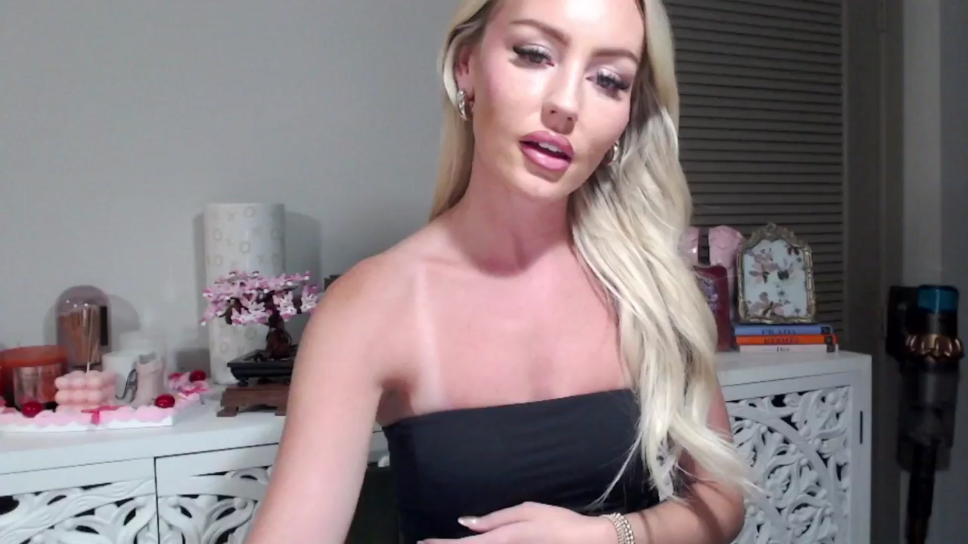 Gallery image thumbnail from Officialelsa's myfreecams stream on, 07/12/2024, 04:12 image 1 of 20