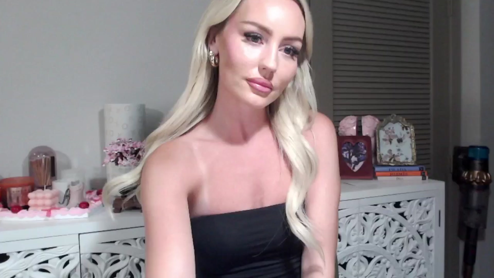 Gallery image thumbnail from Officialelsa's myfreecams stream on, 07/12/2024, 04:12 image 3 of 20