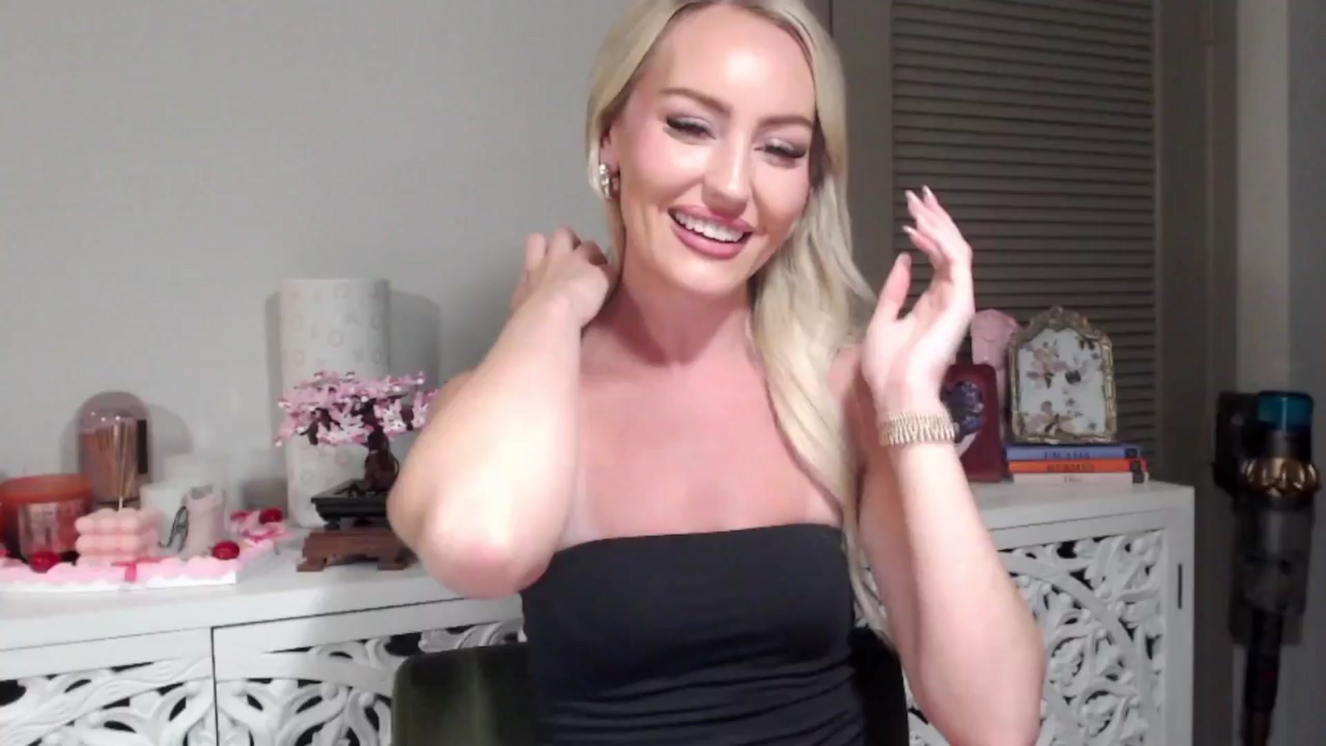 Gallery image thumbnail from Officialelsa's myfreecams stream on, 07/12/2024, 04:12 image 2 of 20