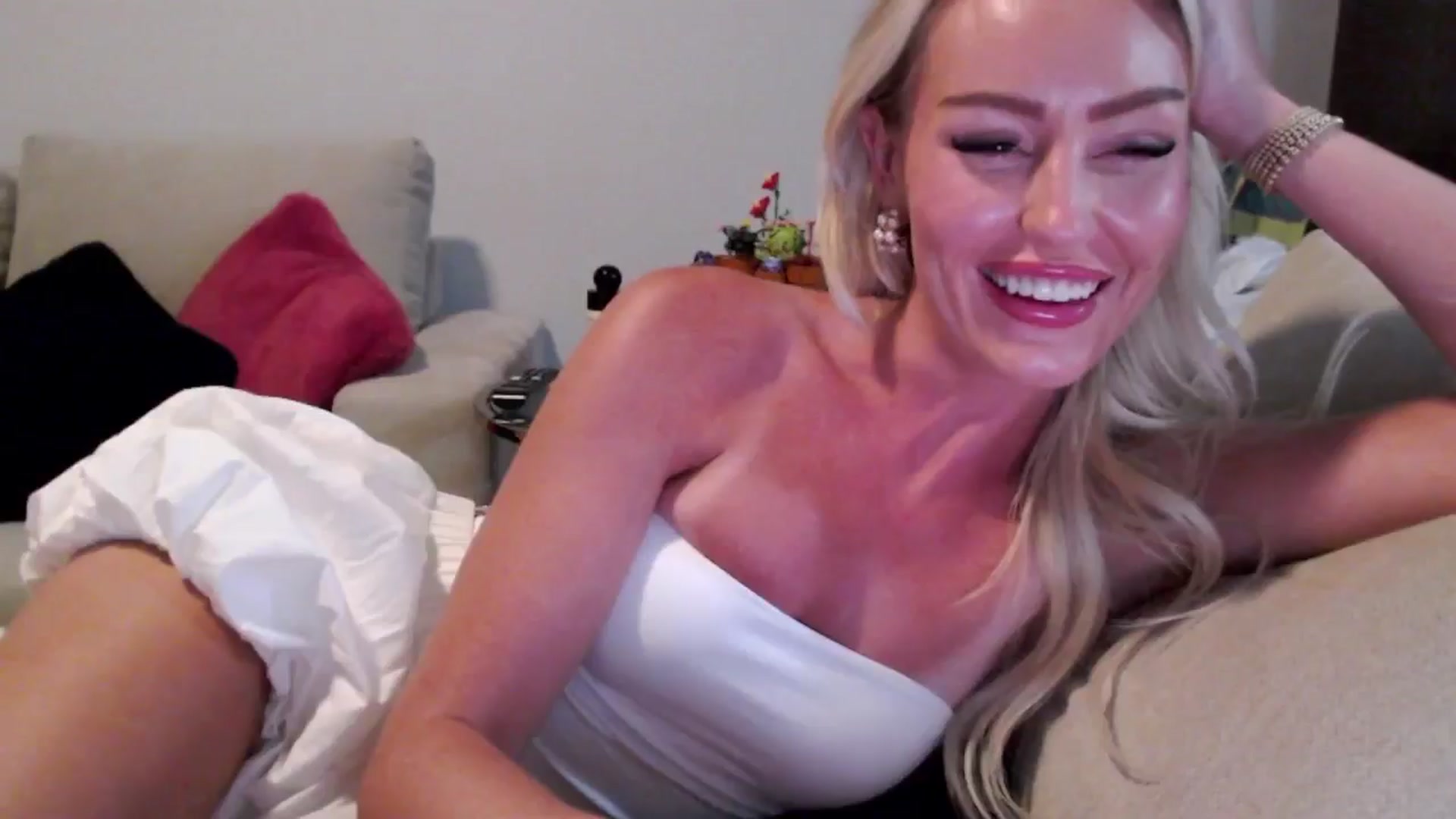 Gallery image thumbnail from Officialelsa's myfreecams stream on, 07/17/2024, 04:26 image 1 of 20