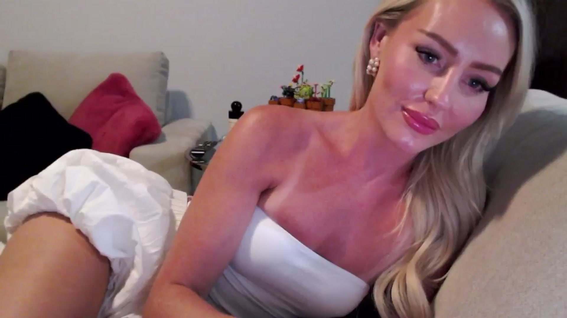 Gallery image thumbnail from Officialelsa's myfreecams stream on, 07/17/2024, 04:26 image 3 of 20