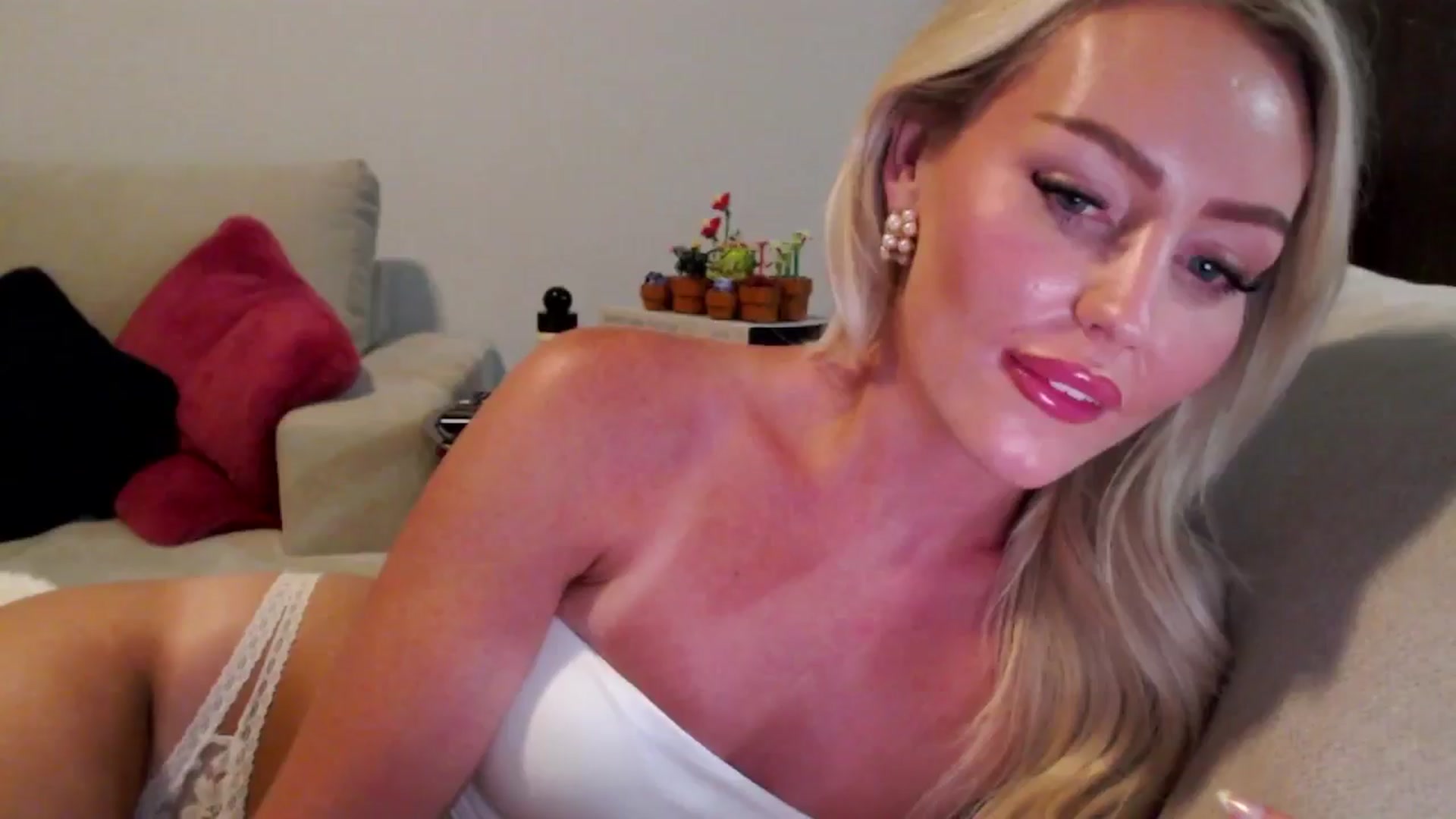 Gallery image thumbnail from Officialelsa's myfreecams stream on, 07/17/2024, 04:26 image 8 of 20