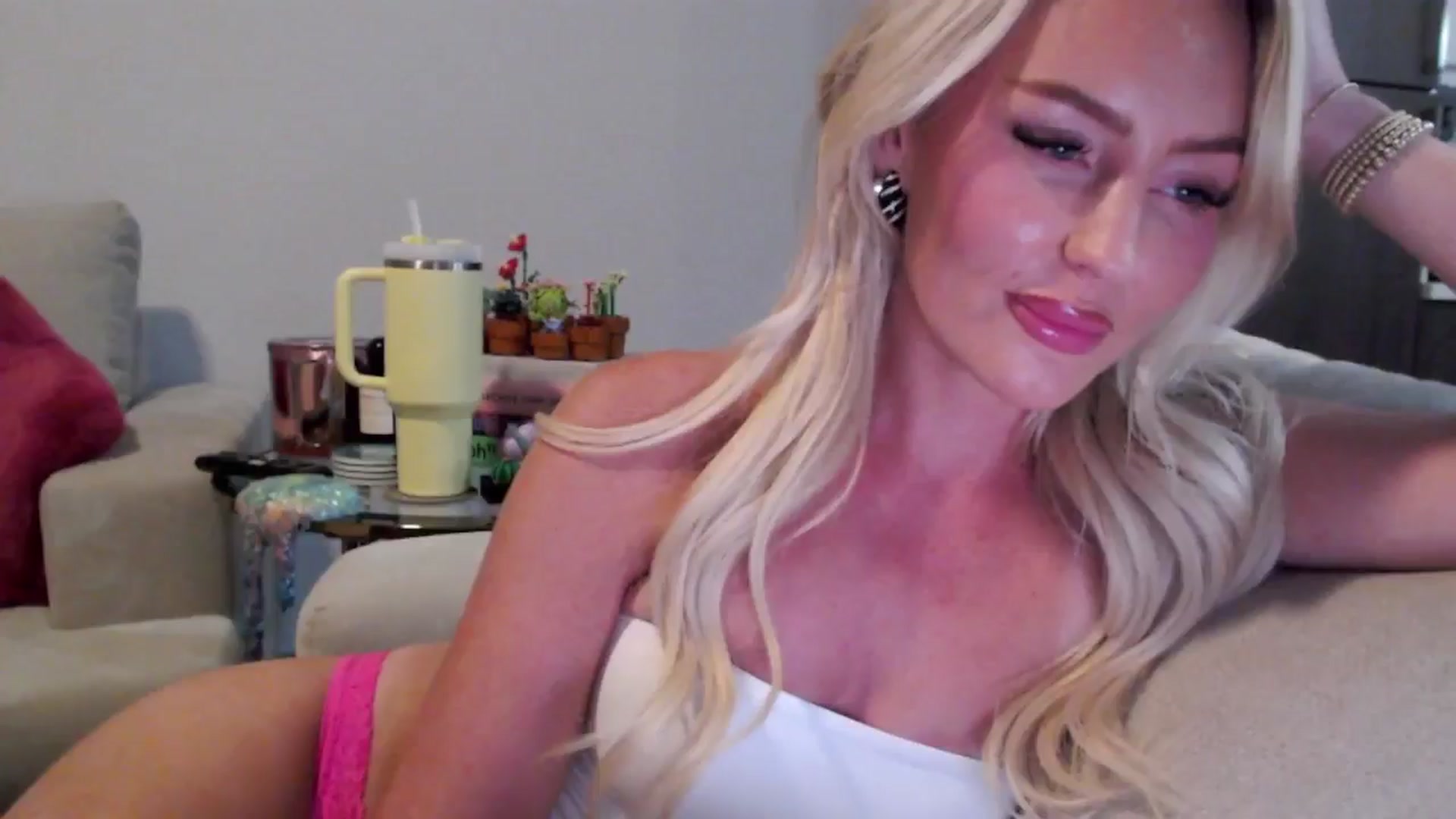 Gallery image thumbnail from Officialelsa's myfreecams stream on, 07/25/2024, 03:02 image 19 of 20