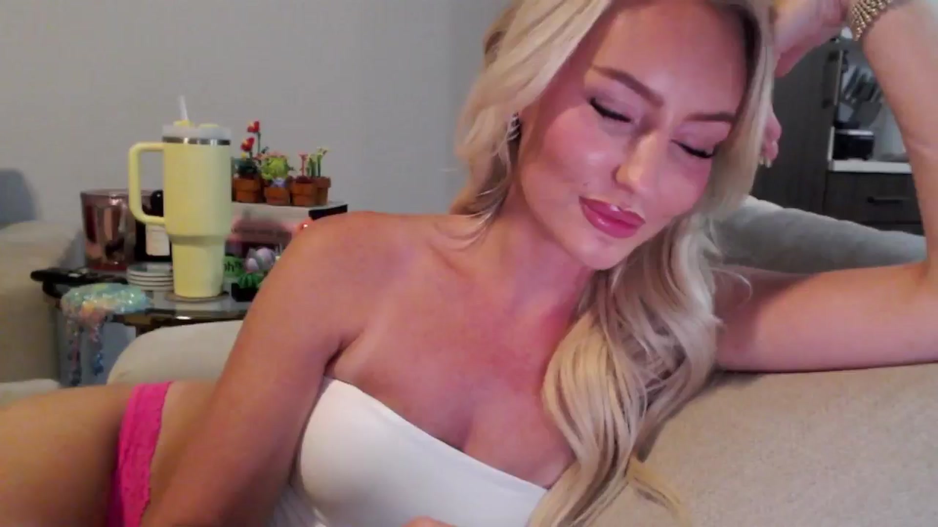 Gallery image thumbnail from Officialelsa's myfreecams stream on, 07/25/2024, 03:02 image 16 of 20