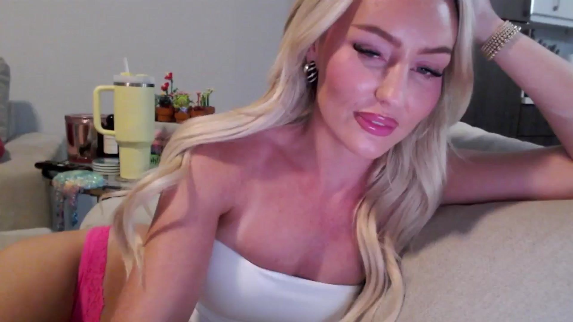 Gallery image thumbnail from Officialelsa's myfreecams stream on, 07/25/2024, 03:02 image 10 of 20