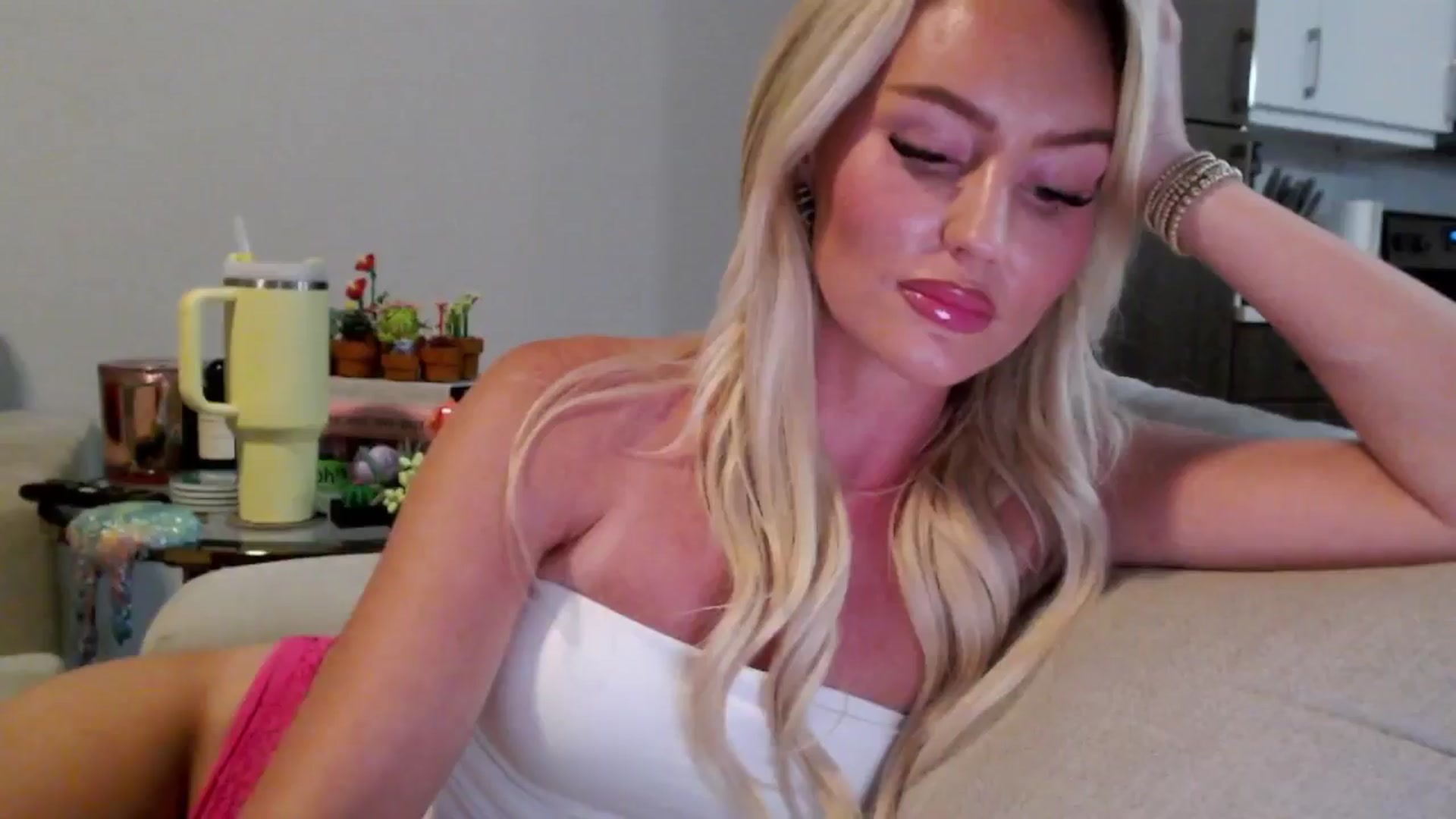 Gallery image thumbnail from Officialelsa's myfreecams stream on, 07/25/2024, 04:14 image 19 of 20