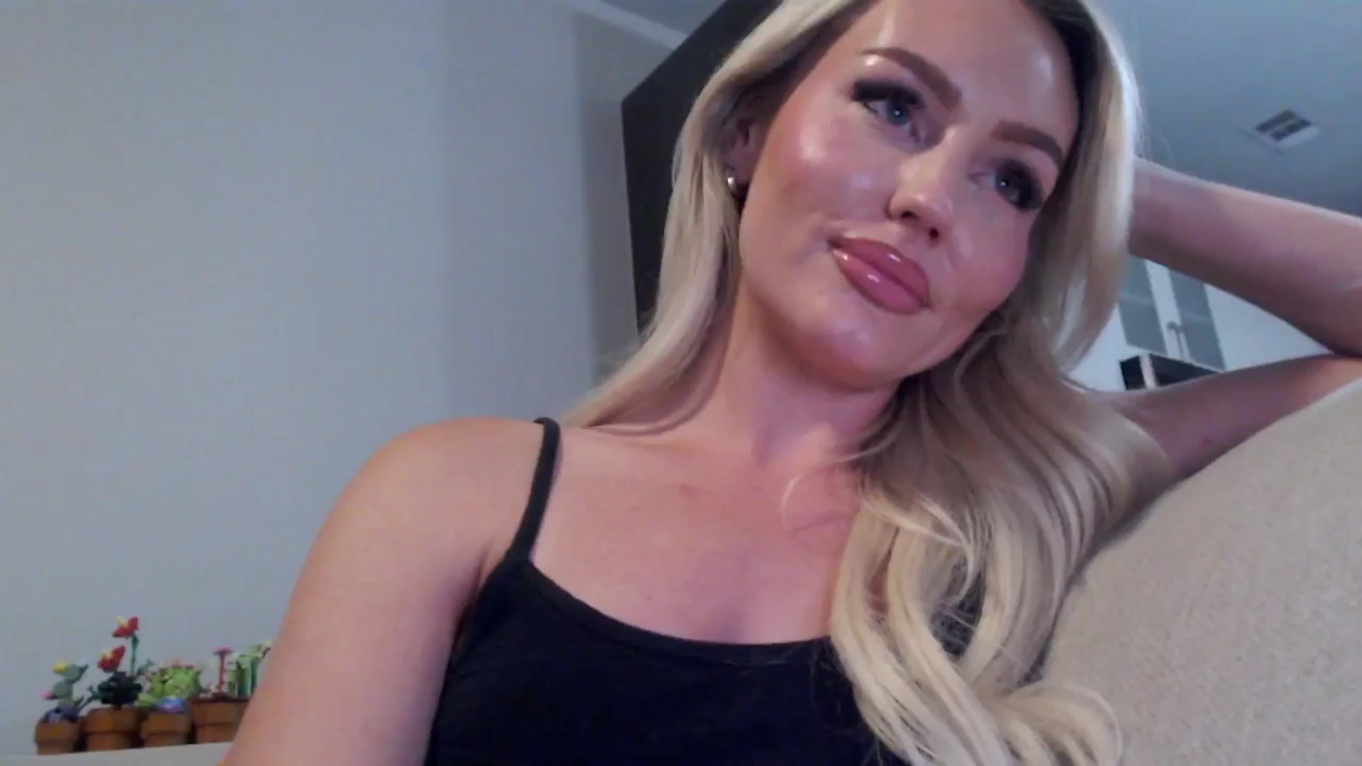 Gallery image thumbnail from Officialelsa's myfreecams stream on, 07/29/2024, 02:47 image 10 of 20