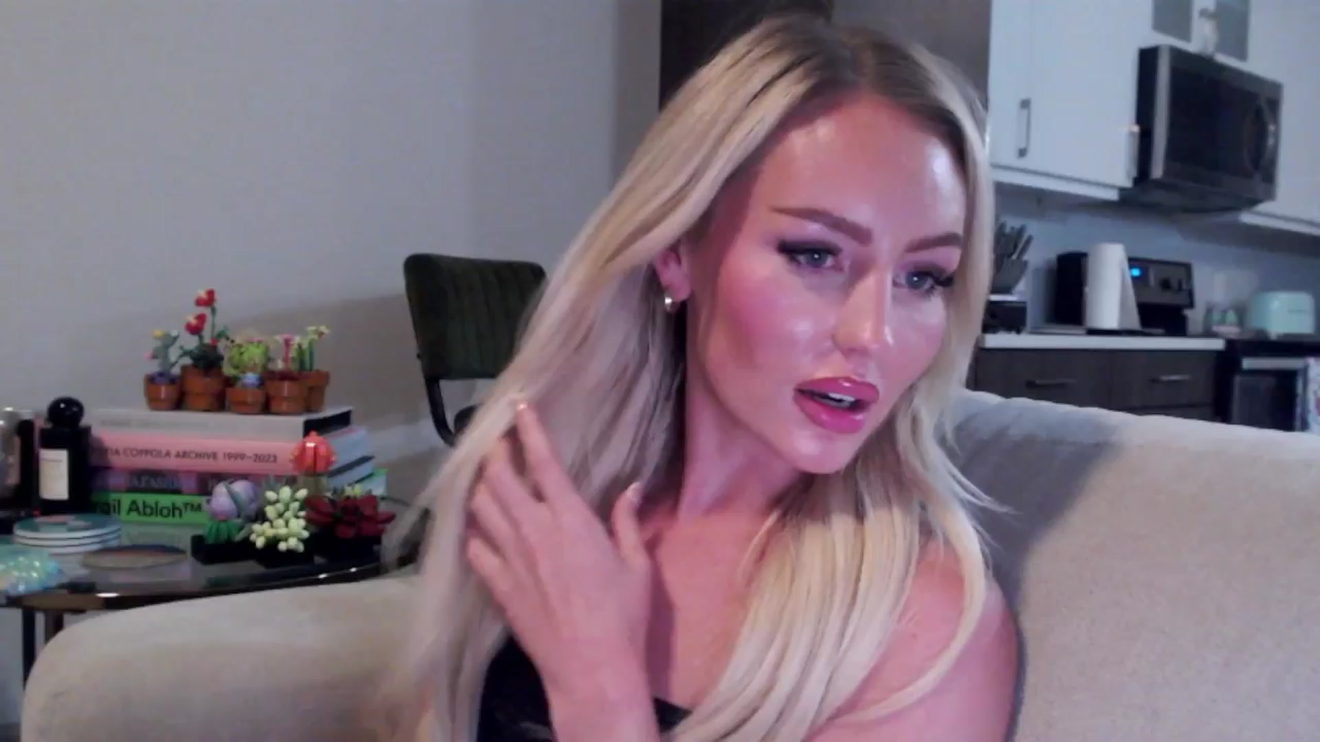 Gallery image thumbnail from Officialelsa's myfreecams stream on, 07/29/2024, 03:45 image 16 of 20