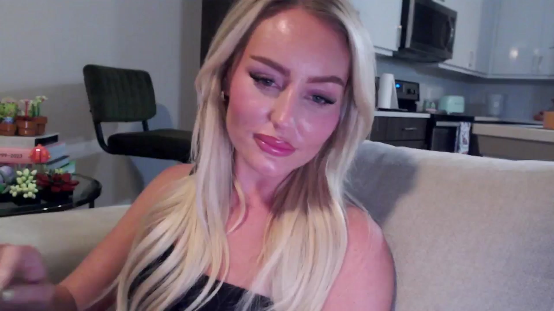 Gallery image thumbnail from Officialelsa's myfreecams stream on, 07/29/2024, 03:45 image 7 of 20