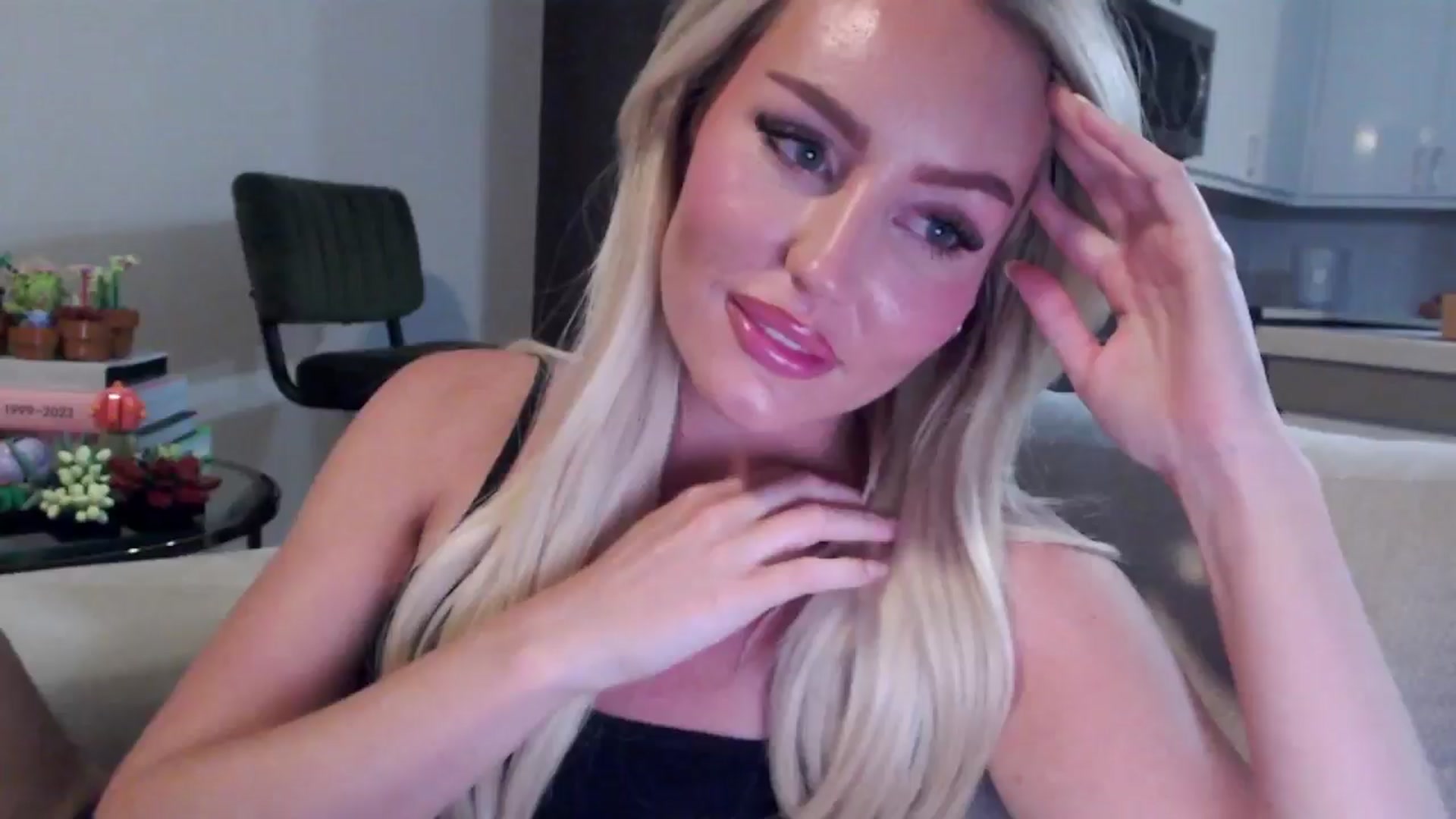 Gallery image thumbnail from Officialelsa's myfreecams stream on, 07/29/2024, 03:45 image 5 of 20