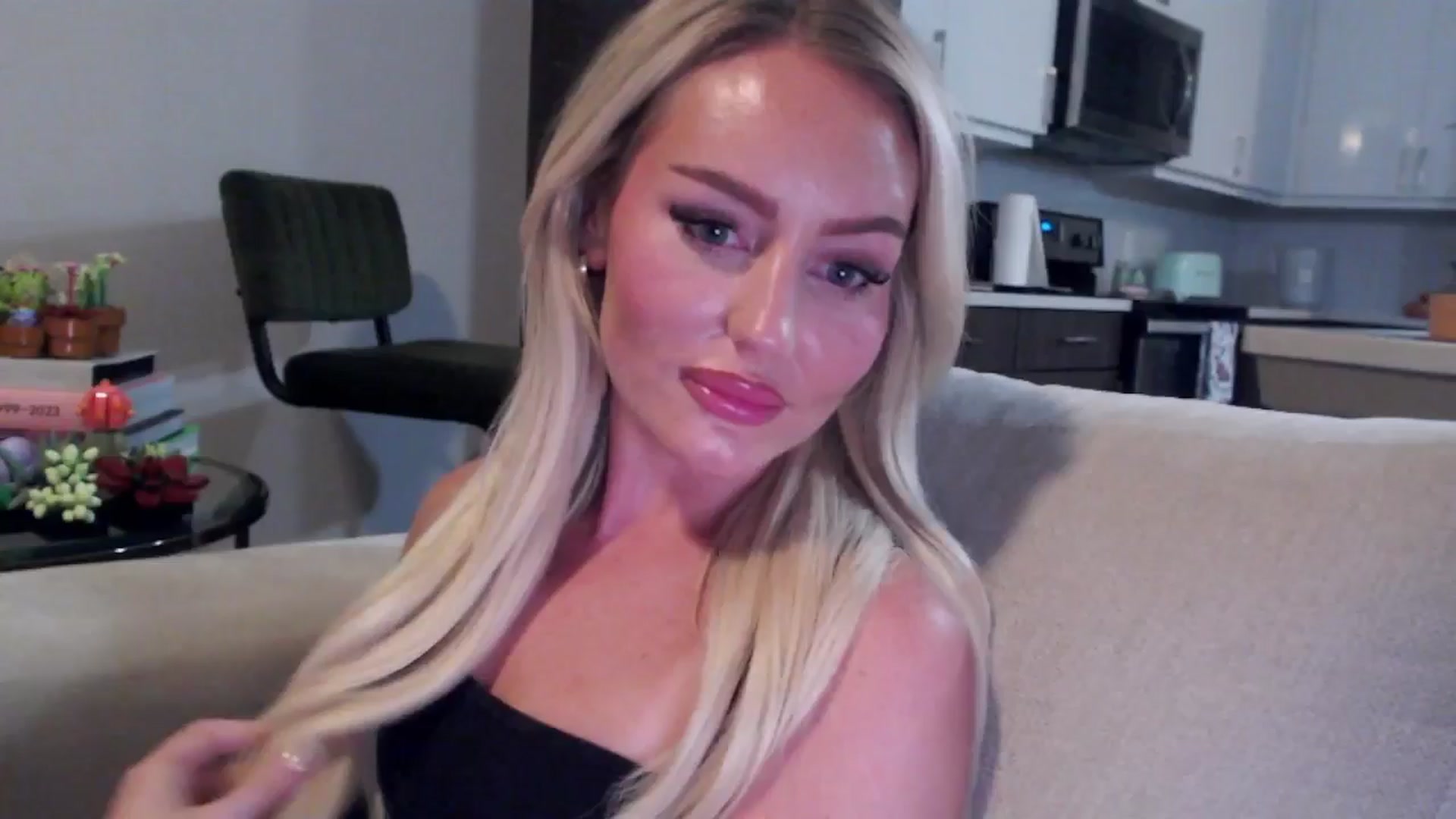 Gallery image thumbnail from Officialelsa's myfreecams stream on, 07/29/2024, 03:45 image 11 of 20