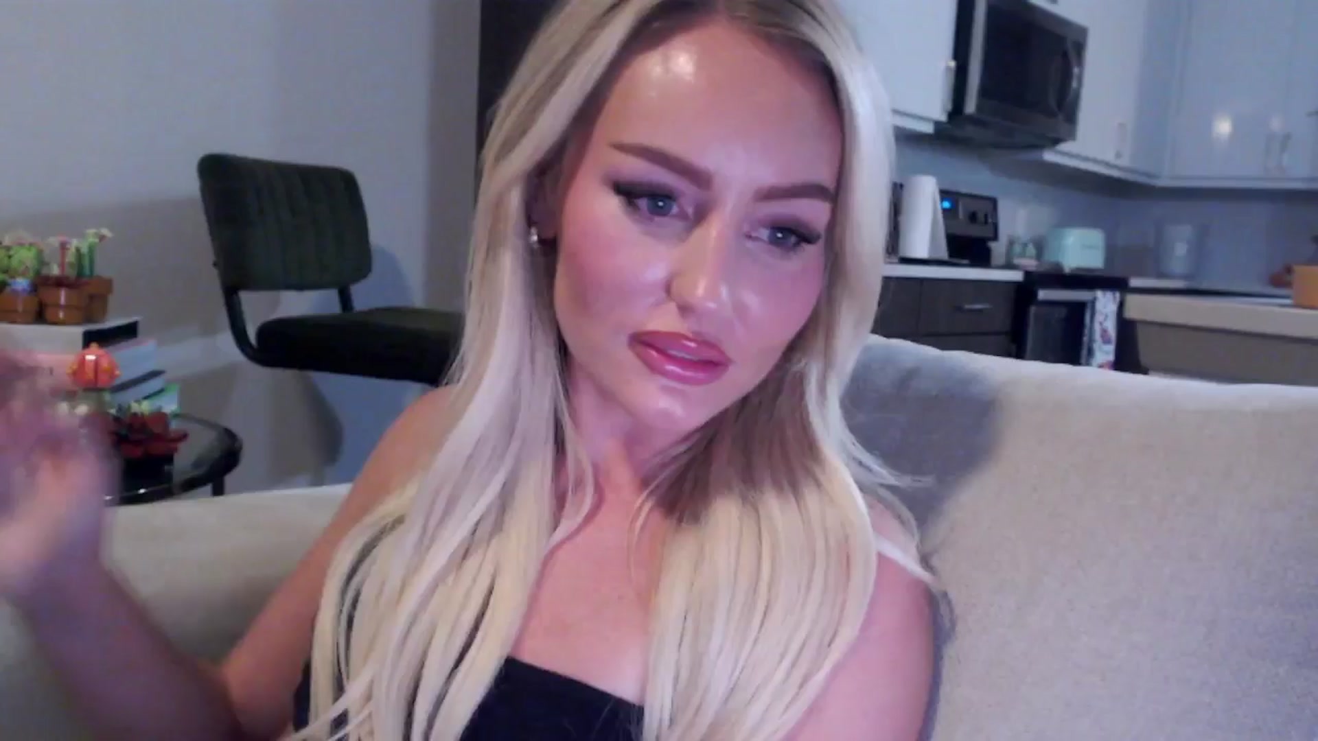 Gallery image thumbnail from Officialelsa's myfreecams stream on, 07/29/2024, 03:45 image 6 of 20