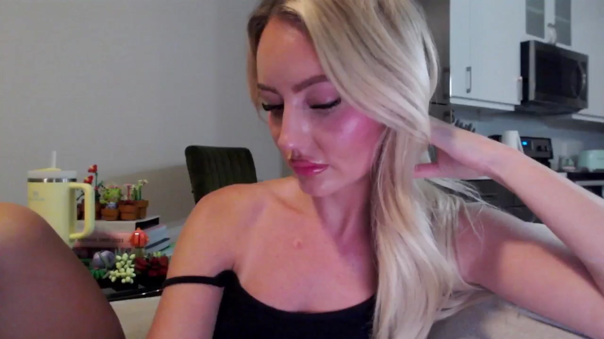Gallery image thumbnail from Officialelsa's myfreecams stream on, 07/29/2024, 04:11 image 13 of 20