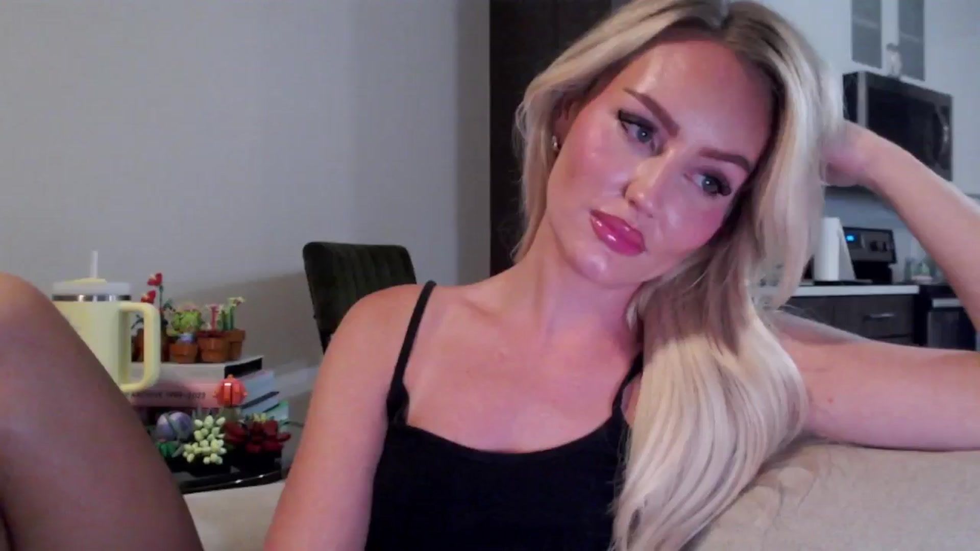 Gallery image thumbnail from Officialelsa's myfreecams stream on, 07/29/2024, 04:11 image 10 of 20