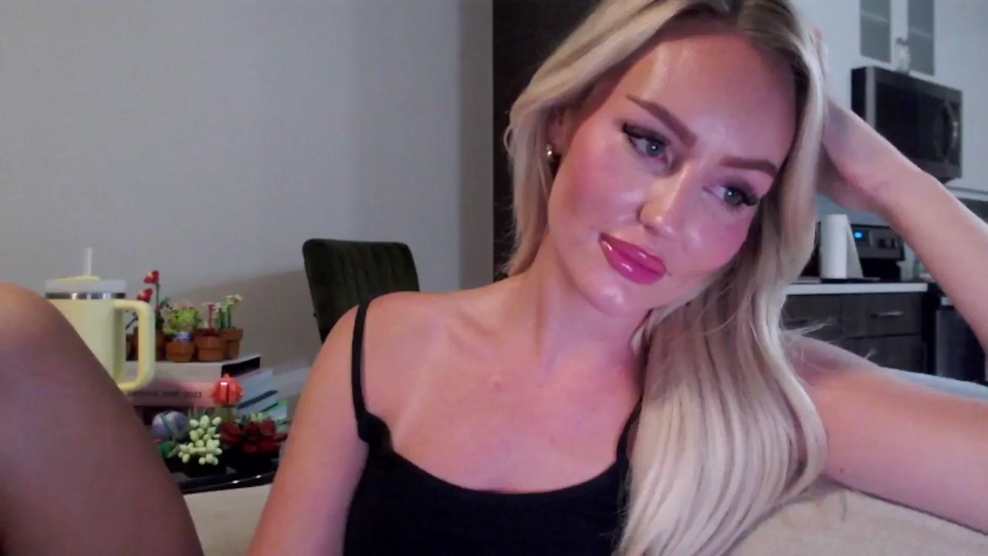 Gallery image thumbnail from Officialelsa's myfreecams stream on, 07/29/2024, 04:11 image 12 of 20