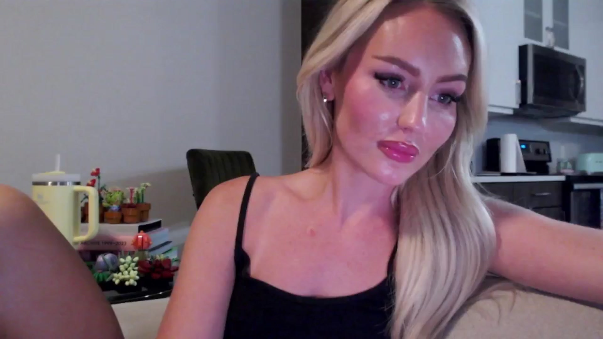 Gallery image thumbnail from Officialelsa's myfreecams stream on, 07/29/2024, 04:11 image 11 of 20