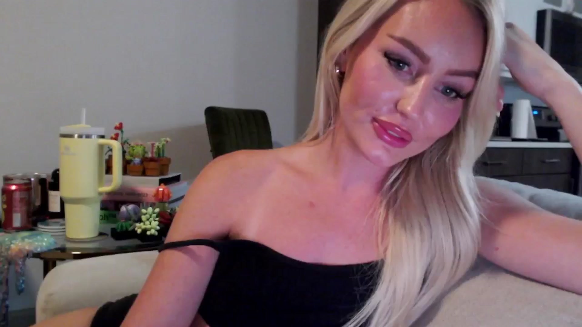 Gallery image thumbnail from Officialelsa's myfreecams stream on, 07/29/2024, 04:11 image 6 of 20