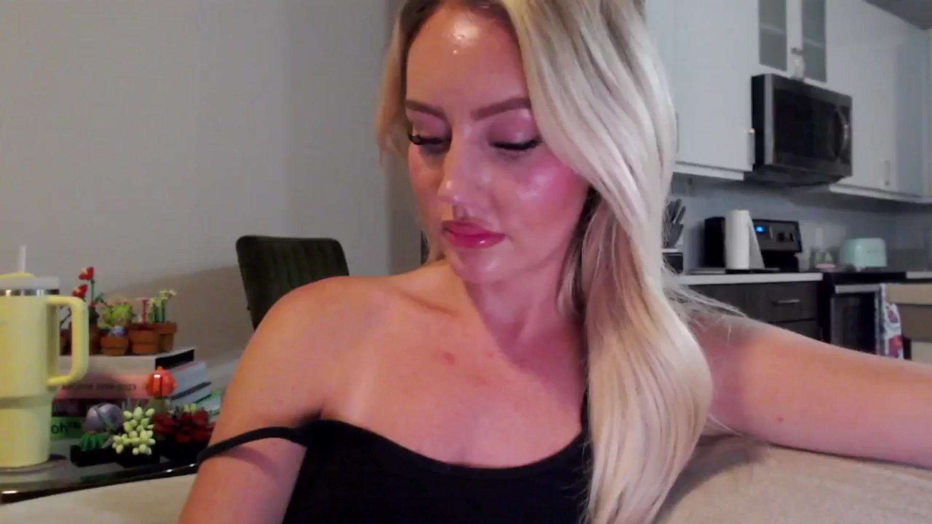 Gallery image thumbnail from Officialelsa's myfreecams stream on, 07/29/2024, 04:11 image 16 of 20