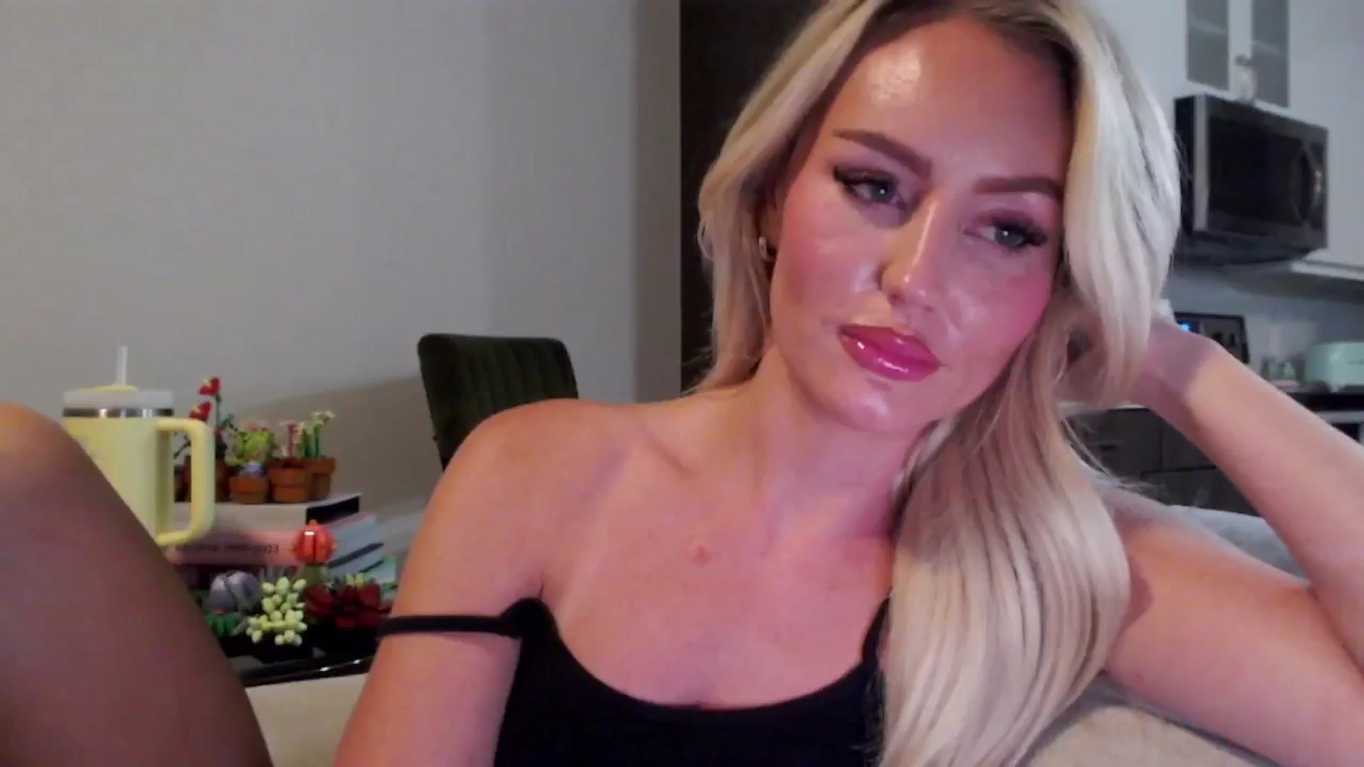 Gallery image thumbnail from Officialelsa's myfreecams stream on, 07/29/2024, 04:11 image 15 of 20
