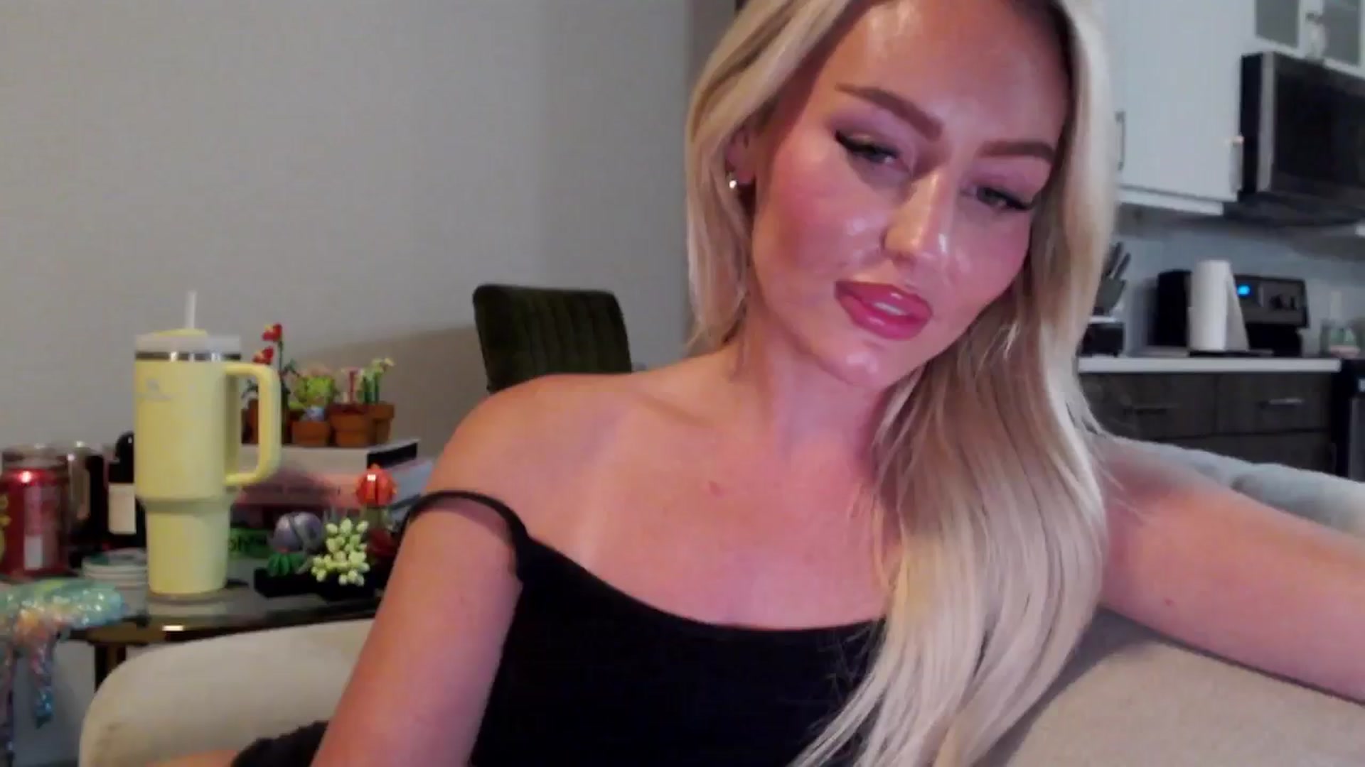Gallery image thumbnail from Officialelsa's myfreecams stream on, 07/29/2024, 04:11 image 5 of 20