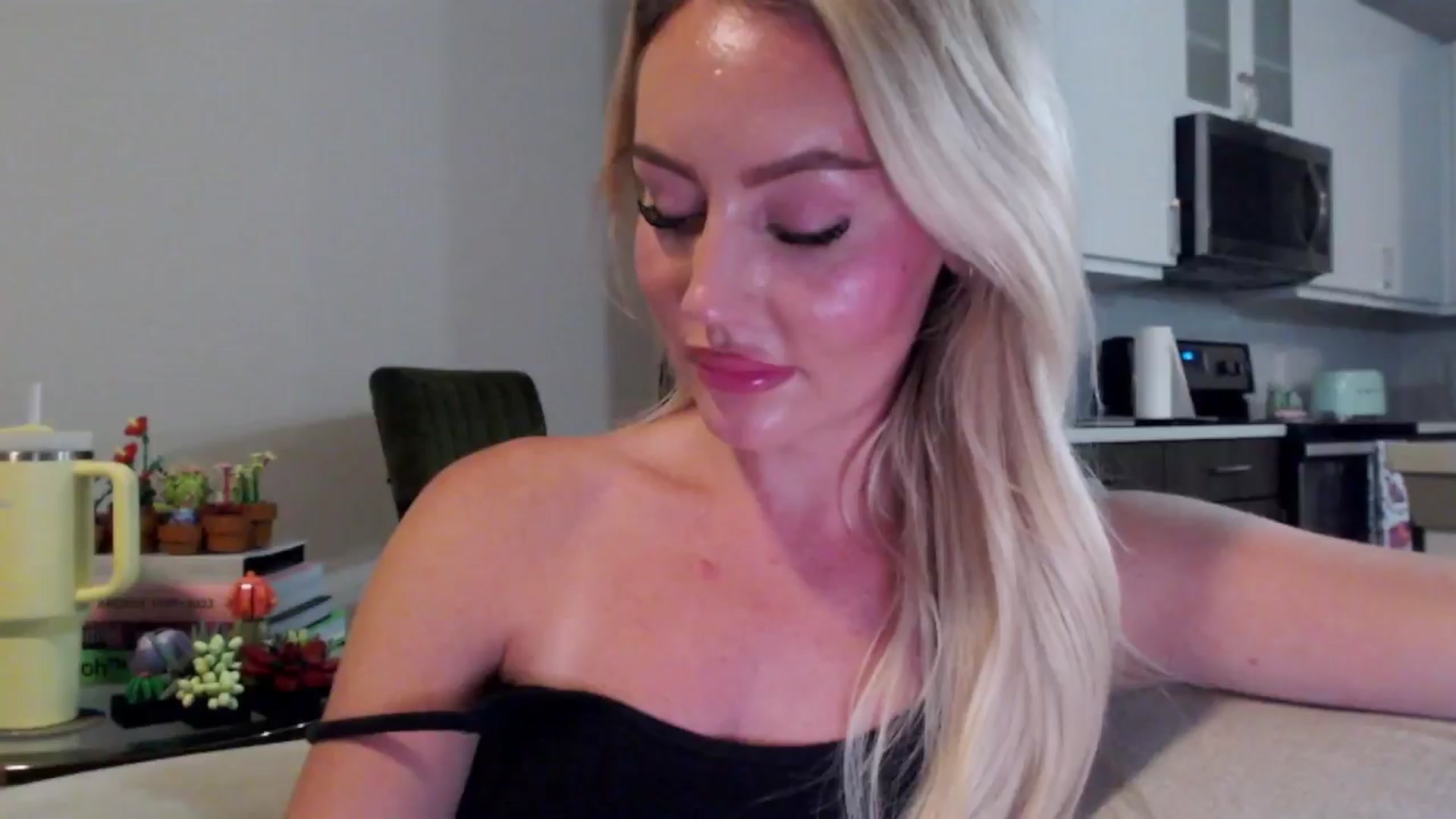 Gallery image thumbnail from Officialelsa's myfreecams stream on, 07/29/2024, 04:11 image 17 of 20