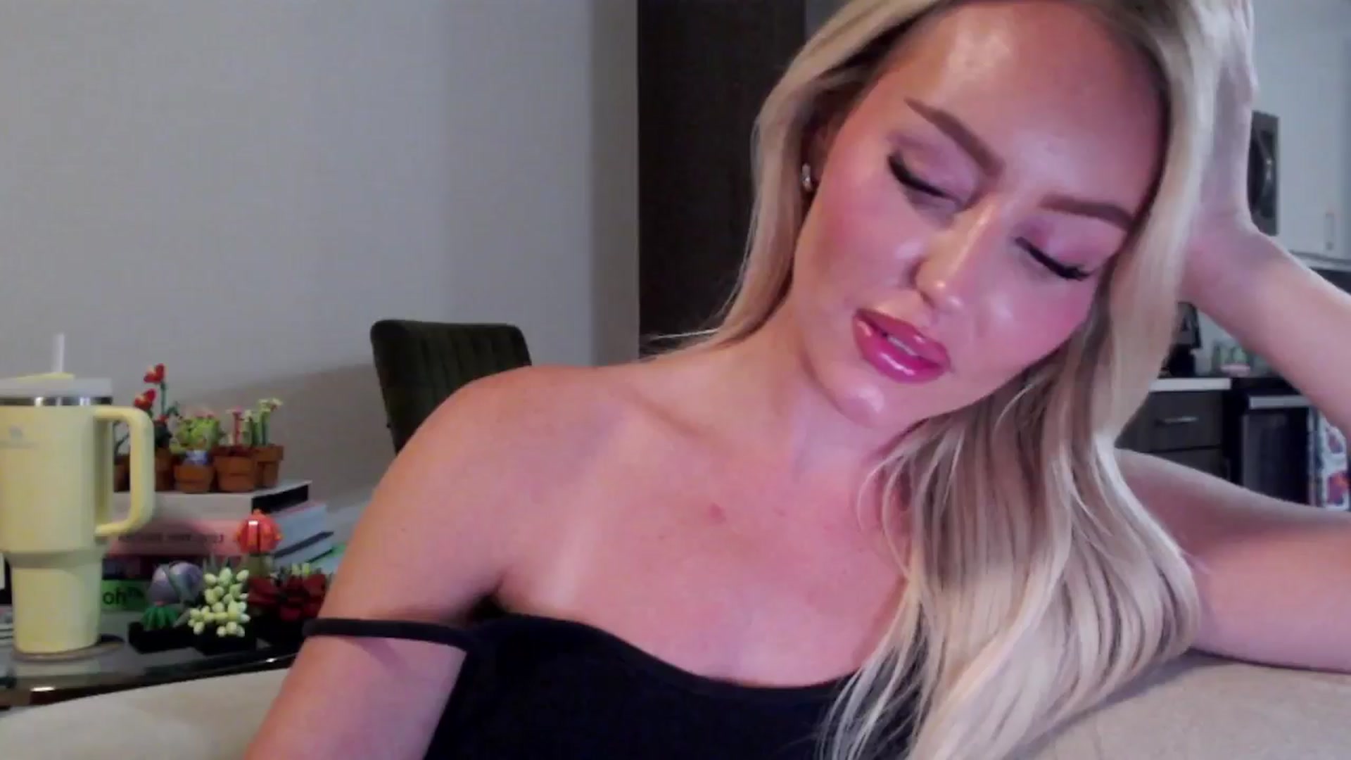 Gallery image thumbnail from Officialelsa's myfreecams stream on, 07/29/2024, 04:11 image 19 of 20