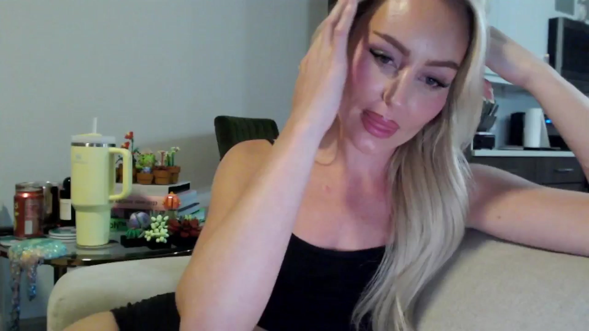 Gallery image thumbnail from Officialelsa's myfreecams stream on, 07/29/2024, 04:11 image 3 of 20