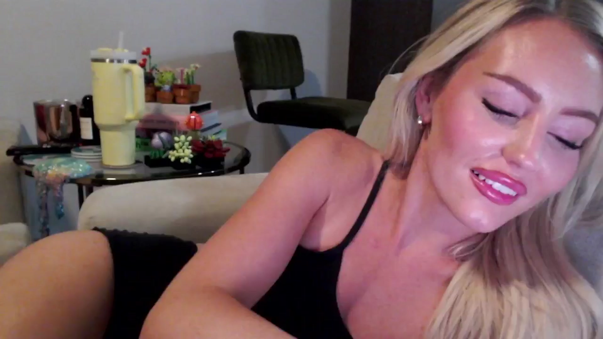 Gallery image thumbnail from Officialelsa's myfreecams stream on, 07/29/2024, 06:24 image 18 of 20