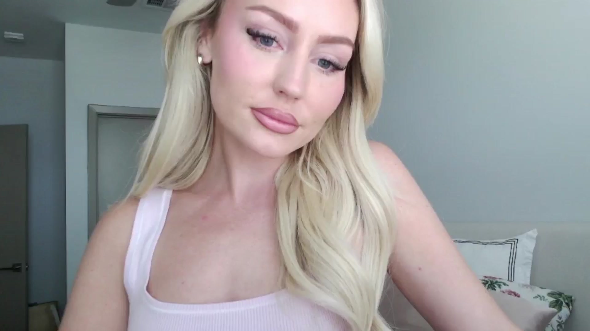 Gallery image thumbnail from Officialelsa's myfreecams stream on, 07/29/2024, 22:09 image 1 of 20
