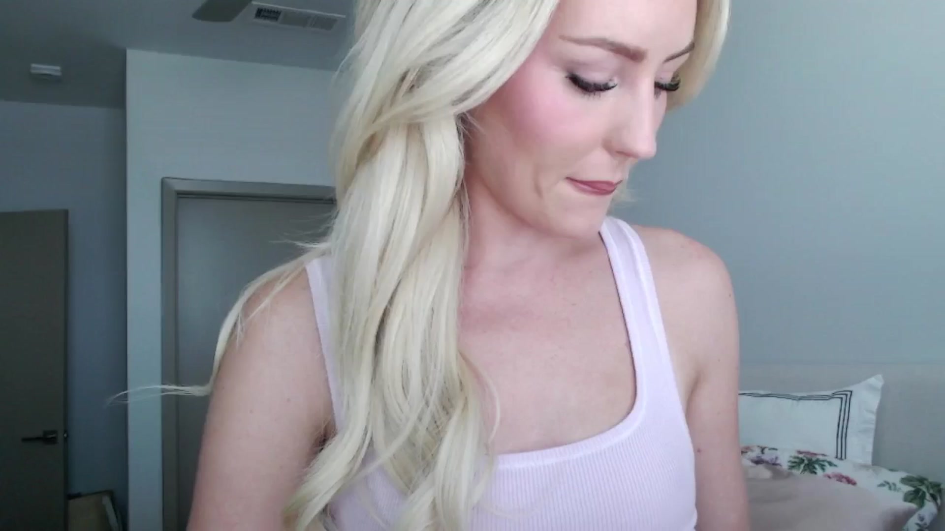Gallery image thumbnail from Officialelsa's myfreecams stream on, 07/29/2024, 22:09 image 4 of 20