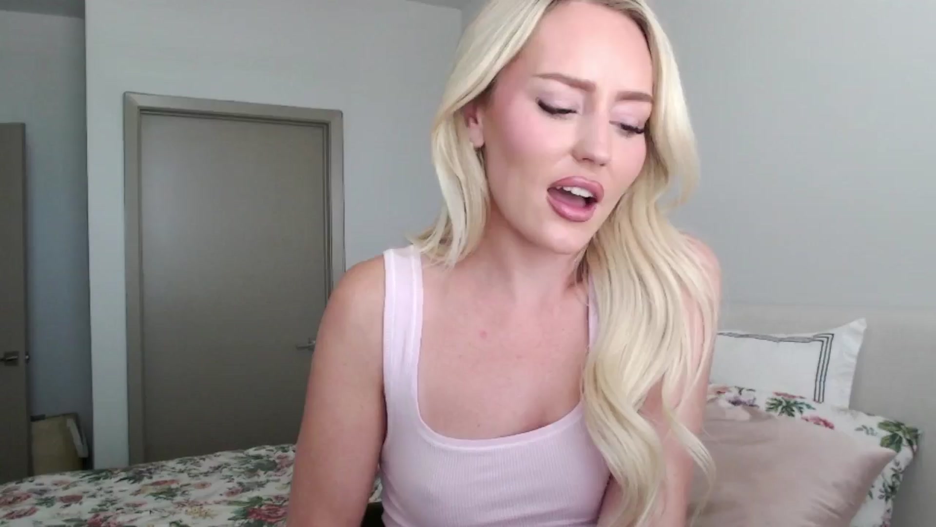 Gallery image thumbnail from Officialelsa's myfreecams stream on, 07/29/2024, 22:09 image 15 of 20