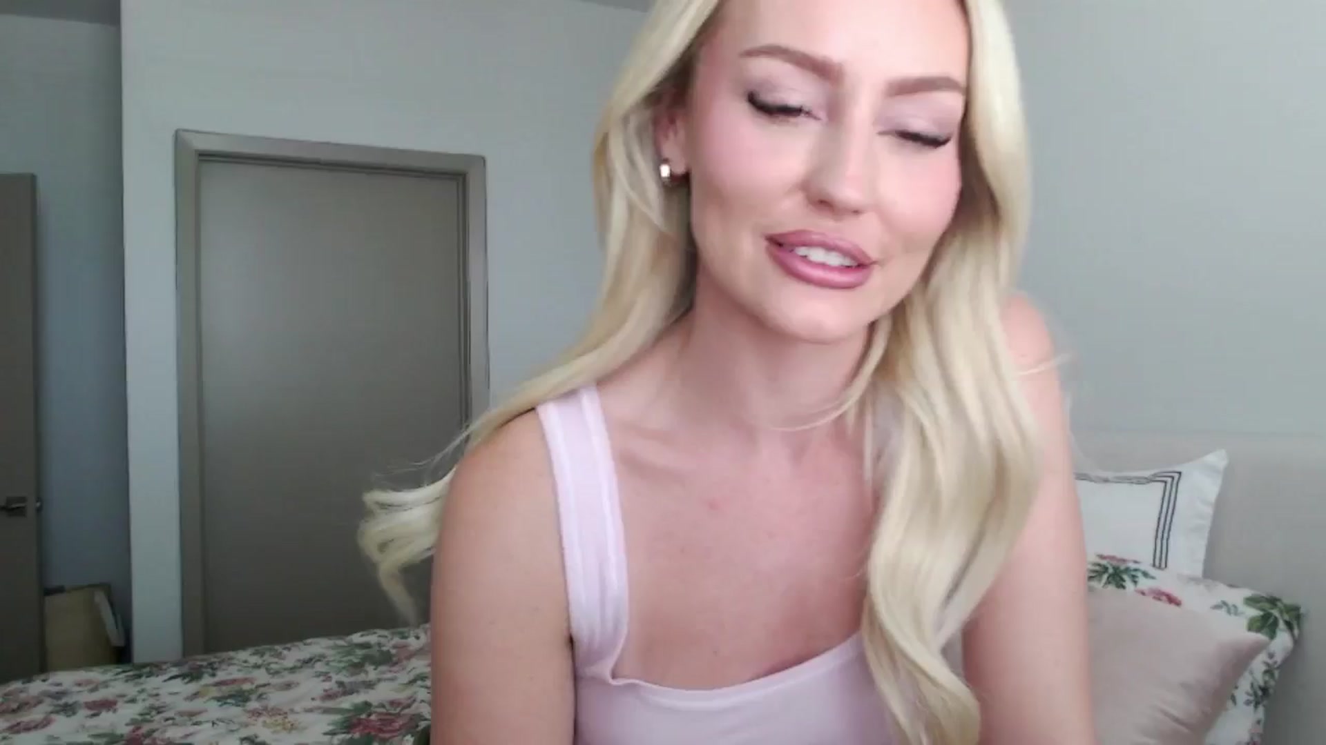 Gallery image thumbnail from Officialelsa's myfreecams stream on, 07/29/2024, 22:09 image 11 of 20