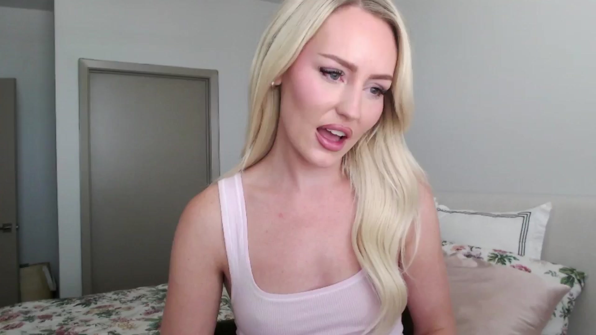Gallery image thumbnail from Officialelsa's myfreecams stream on, 07/29/2024, 22:09 image 14 of 20
