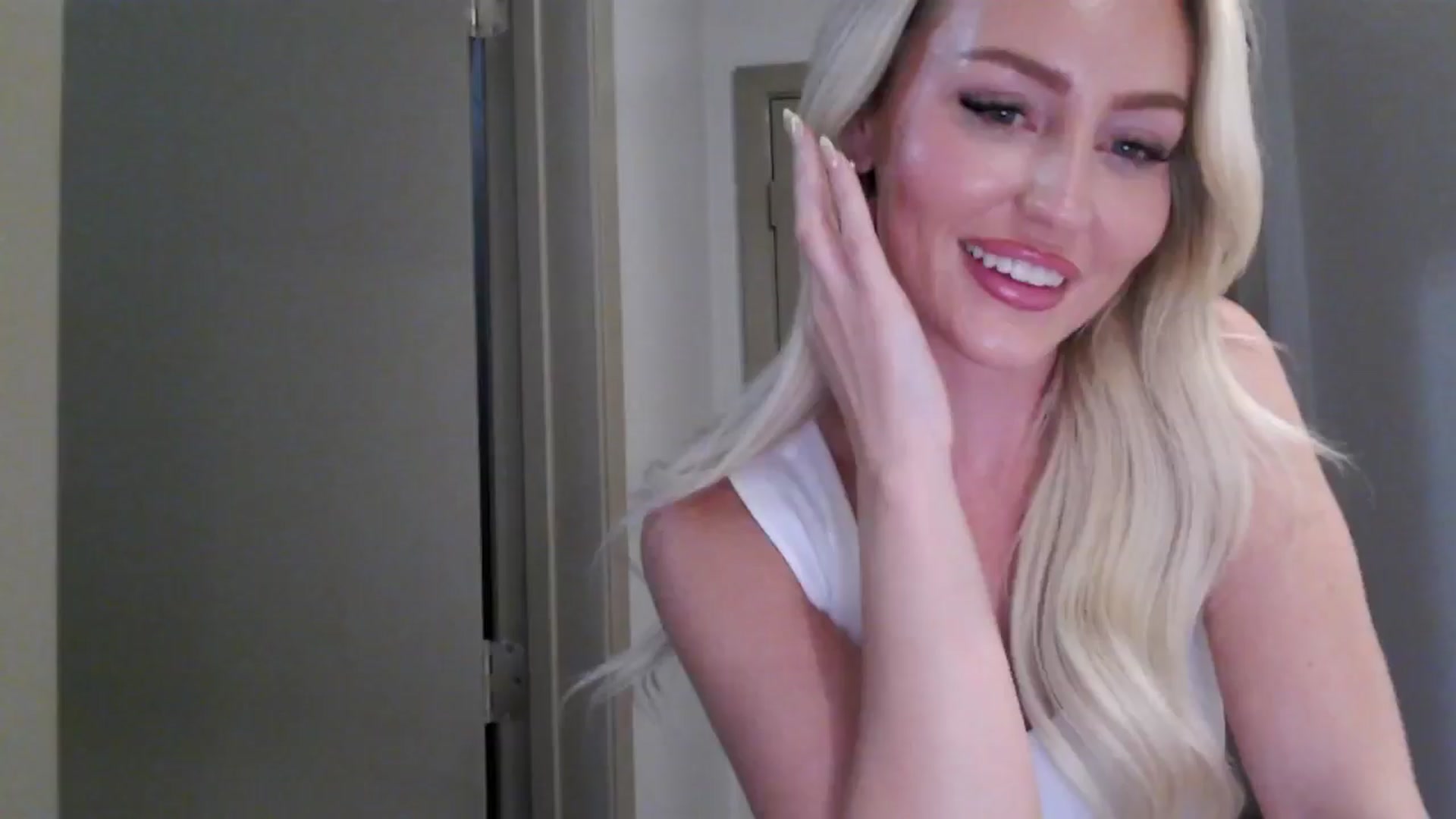 Gallery image thumbnail from Officialelsa's myfreecams stream on, 07/30/2024, 04:07 image 15 of 20