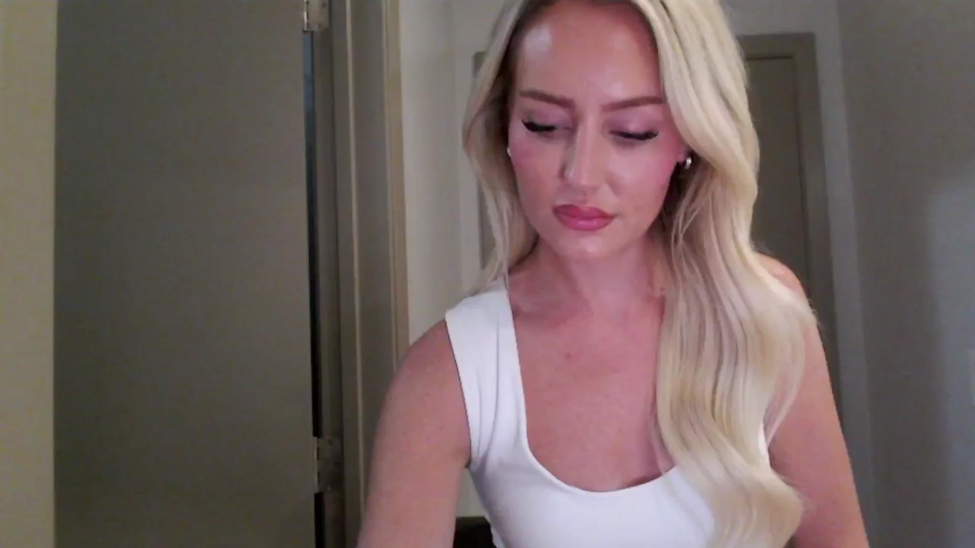 Gallery image thumbnail from Officialelsa's myfreecams stream on, 07/30/2024, 04:07 image 20 of 20