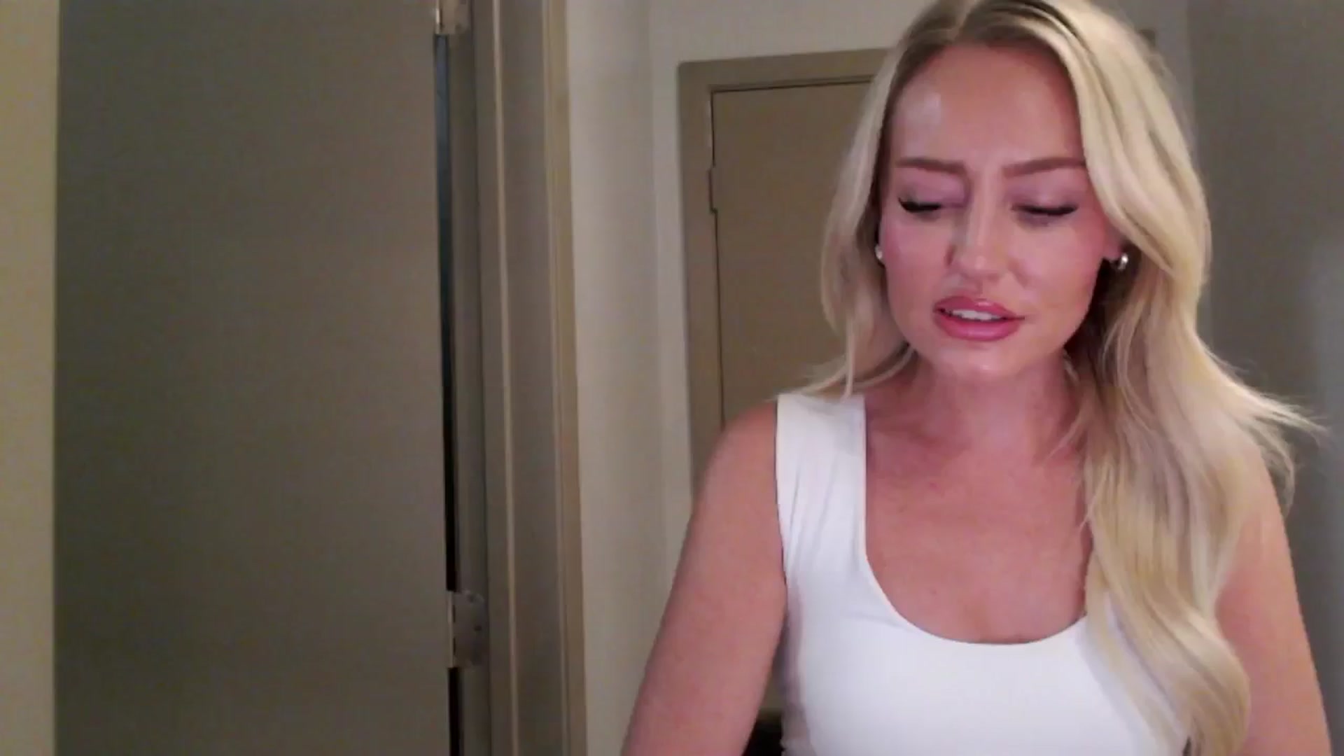 Gallery image thumbnail from Officialelsa's myfreecams stream on, 07/30/2024, 04:07 image 17 of 20