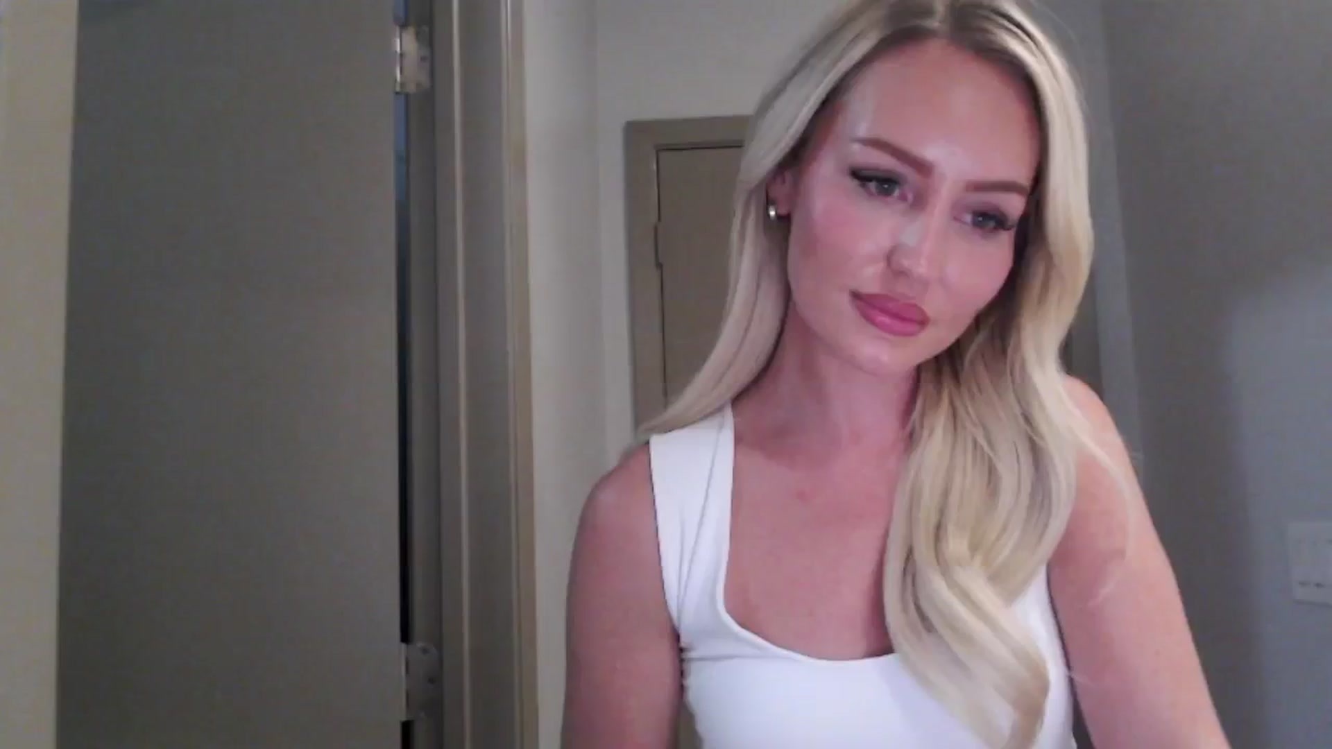 Gallery image thumbnail from Officialelsa's myfreecams stream on, 07/30/2024, 04:07 image 9 of 20