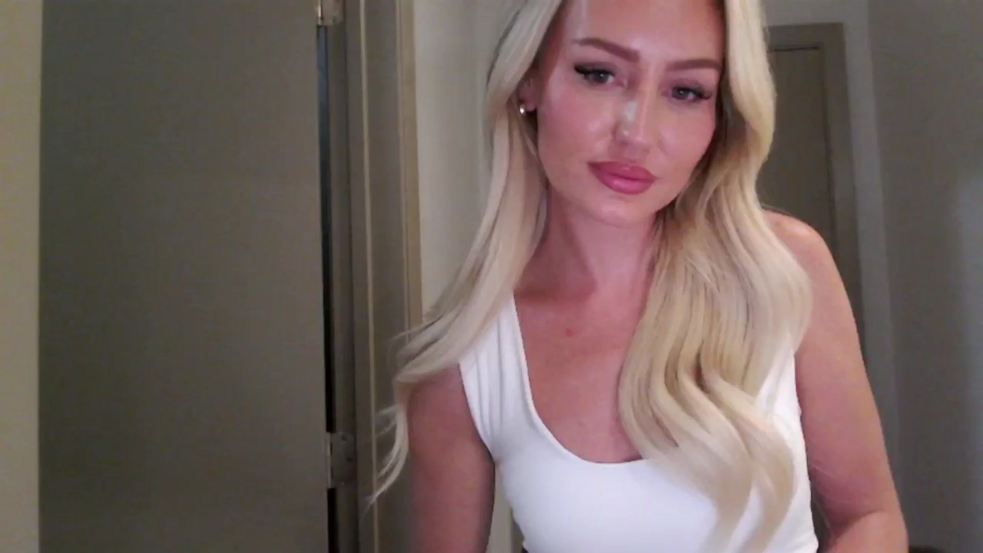 Gallery image thumbnail from Officialelsa's myfreecams stream on, 07/30/2024, 04:07 image 13 of 20
