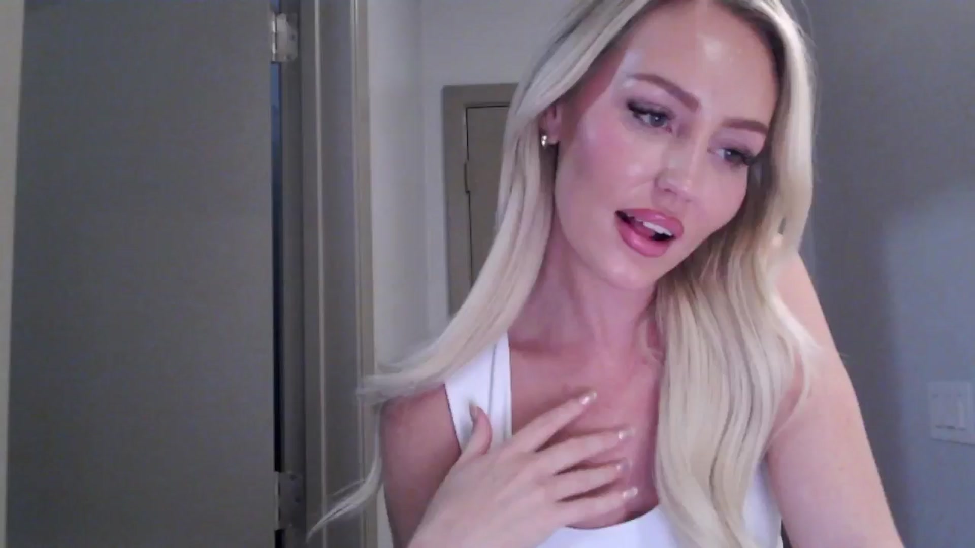 Gallery image thumbnail from Officialelsa's myfreecams stream on, 07/30/2024, 04:07 image 10 of 20