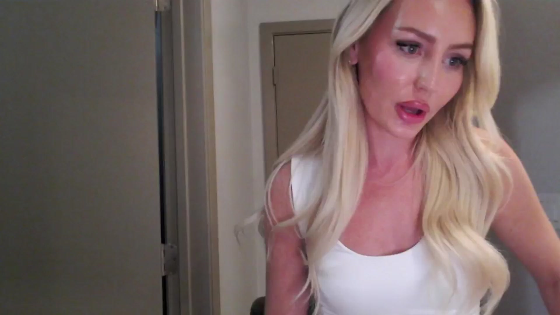 Gallery image thumbnail from Officialelsa's myfreecams stream on, 07/30/2024, 04:07 image 4 of 20